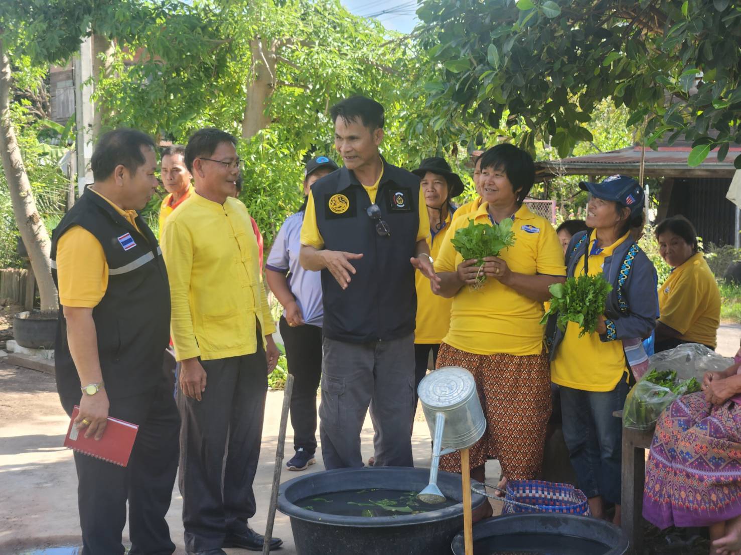 📢จังหวัดสกลนคร โดยสำนักงานพัฒนาชุมชนจังหวัดสกลนคร ลงพื้นที่อำเภอวาริชภูมิ ร่วมขับเคลื่อนกิจกรรมการเพิ่มรายได้ ลดรายจ่าย ขยายโอกาส และส่งเสริมการดำเนินชีวิตตามแนวทางปรัชญาของเศรษฐกิจพอเพียง ตามนโยบายผู้ว่าราชการจังหวัดสกลนคร
