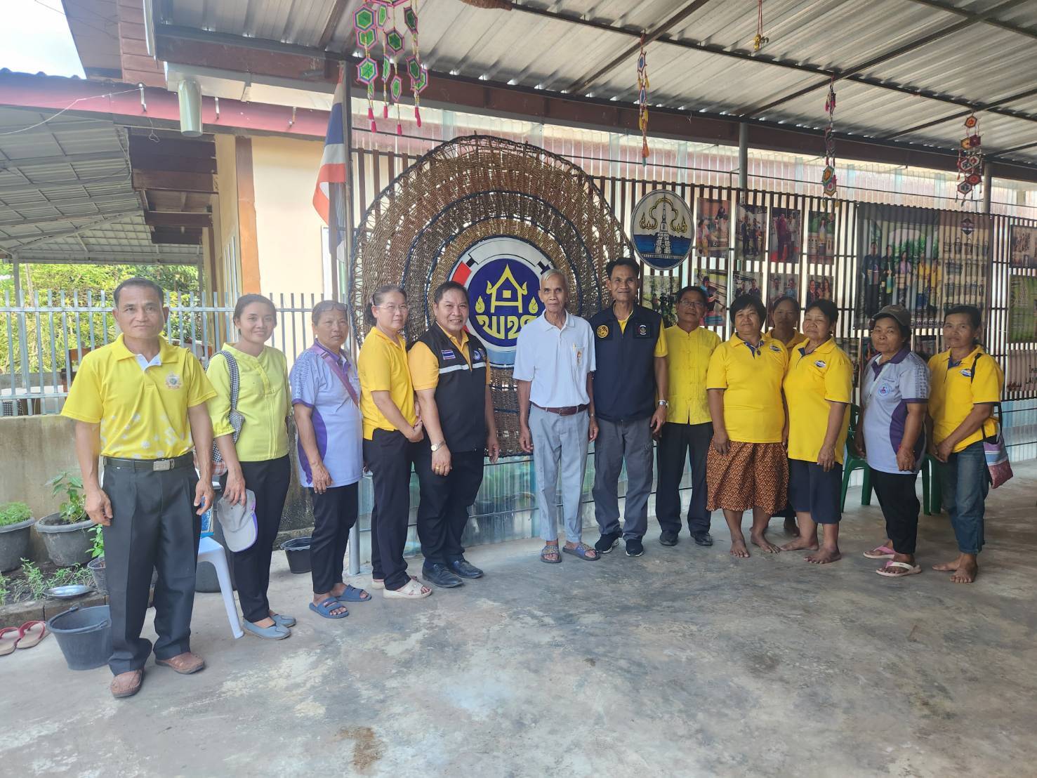 📢จังหวัดสกลนคร โดยสำนักงานพัฒนาชุมชนจังหวัดสกลนคร ลงพื้นที่อำเภอวาริชภูมิ ร่วมขับเคลื่อนกิจกรรมการเพิ่มรายได้ ลดรายจ่าย ขยายโอกาส และส่งเสริมการดำเนินชีวิตตามแนวทางปรัชญาของเศรษฐกิจพอเพียง ตามนโยบายผู้ว่าราชการจังหวัดสกลนคร