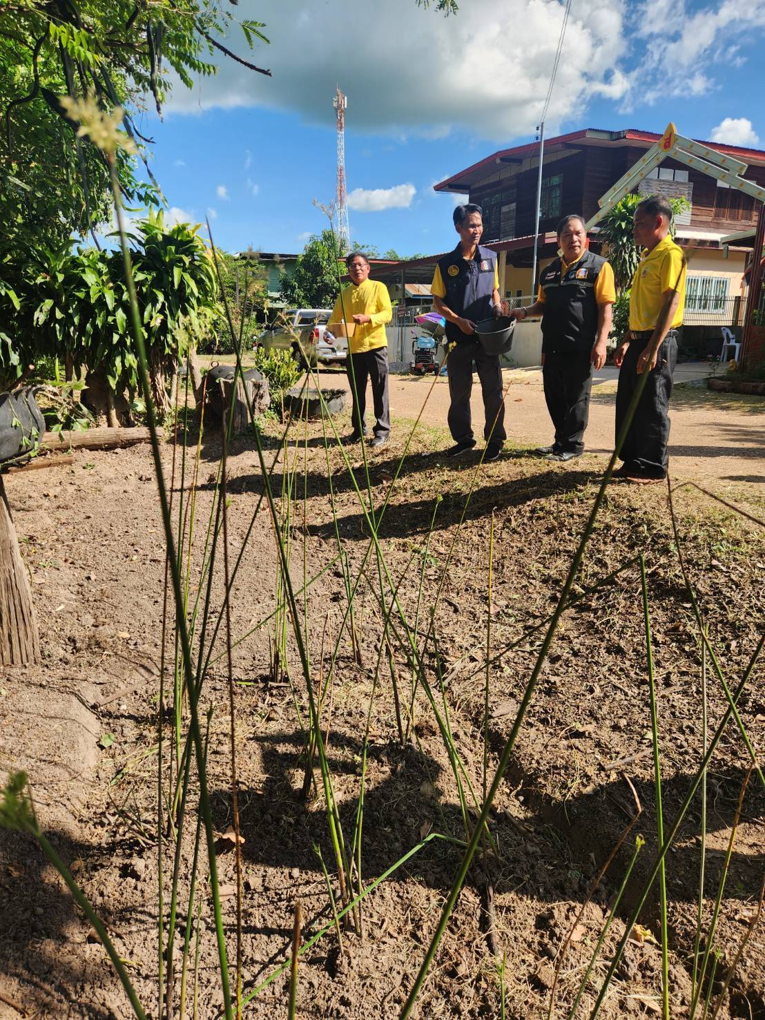 📢จังหวัดสกลนคร โดยสำนักงานพัฒนาชุมชนจังหวัดสกลนคร ลงพื้นที่อำเภอวาริชภูมิ ร่วมขับเคลื่อนกิจกรรมการเพิ่มรายได้ ลดรายจ่าย ขยายโอกาส และส่งเสริมการดำเนินชีวิตตามแนวทางปรัชญาของเศรษฐกิจพอเพียง ตามนโยบายผู้ว่าราชการจังหวัดสกลนคร