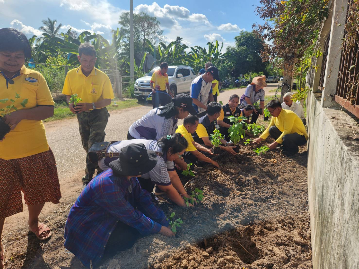 📢จังหวัดสกลนคร โดยสำนักงานพัฒนาชุมชนจังหวัดสกลนคร ลงพื้นที่อำเภอวาริชภูมิ ร่วมขับเคลื่อนกิจกรรมการเพิ่มรายได้ ลดรายจ่าย ขยายโอกาส และส่งเสริมการดำเนินชีวิตตามแนวทางปรัชญาของเศรษฐกิจพอเพียง ตามนโยบายผู้ว่าราชการจังหวัดสกลนคร