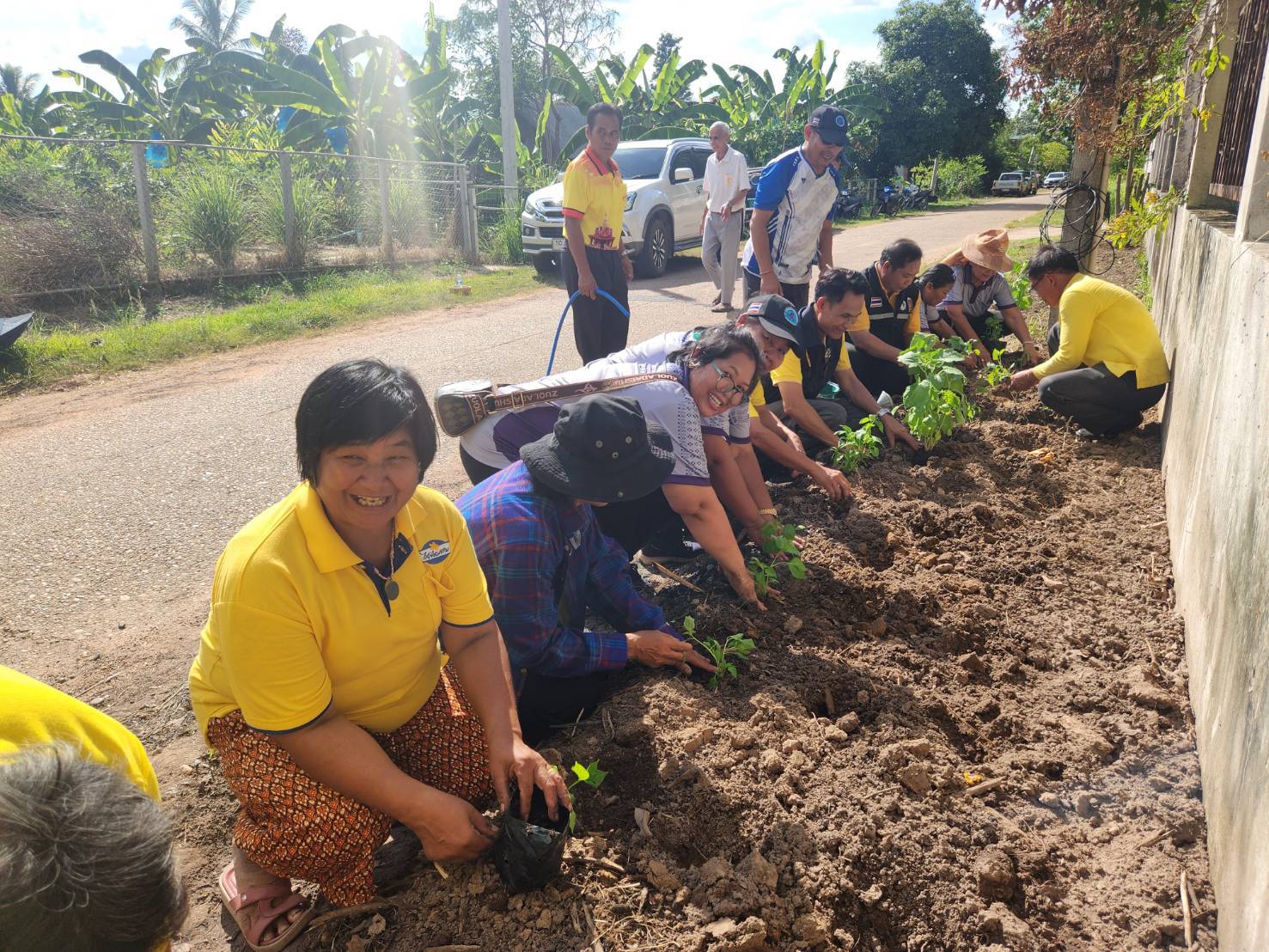 📢จังหวัดสกลนคร โดยสำนักงานพัฒนาชุมชนจังหวัดสกลนคร ลงพื้นที่อำเภอวาริชภูมิ ร่วมขับเคลื่อนกิจกรรมการเพิ่มรายได้ ลดรายจ่าย ขยายโอกาส และส่งเสริมการดำเนินชีวิตตามแนวทางปรัชญาของเศรษฐกิจพอเพียง ตามนโยบายผู้ว่าราชการจังหวัดสกลนคร