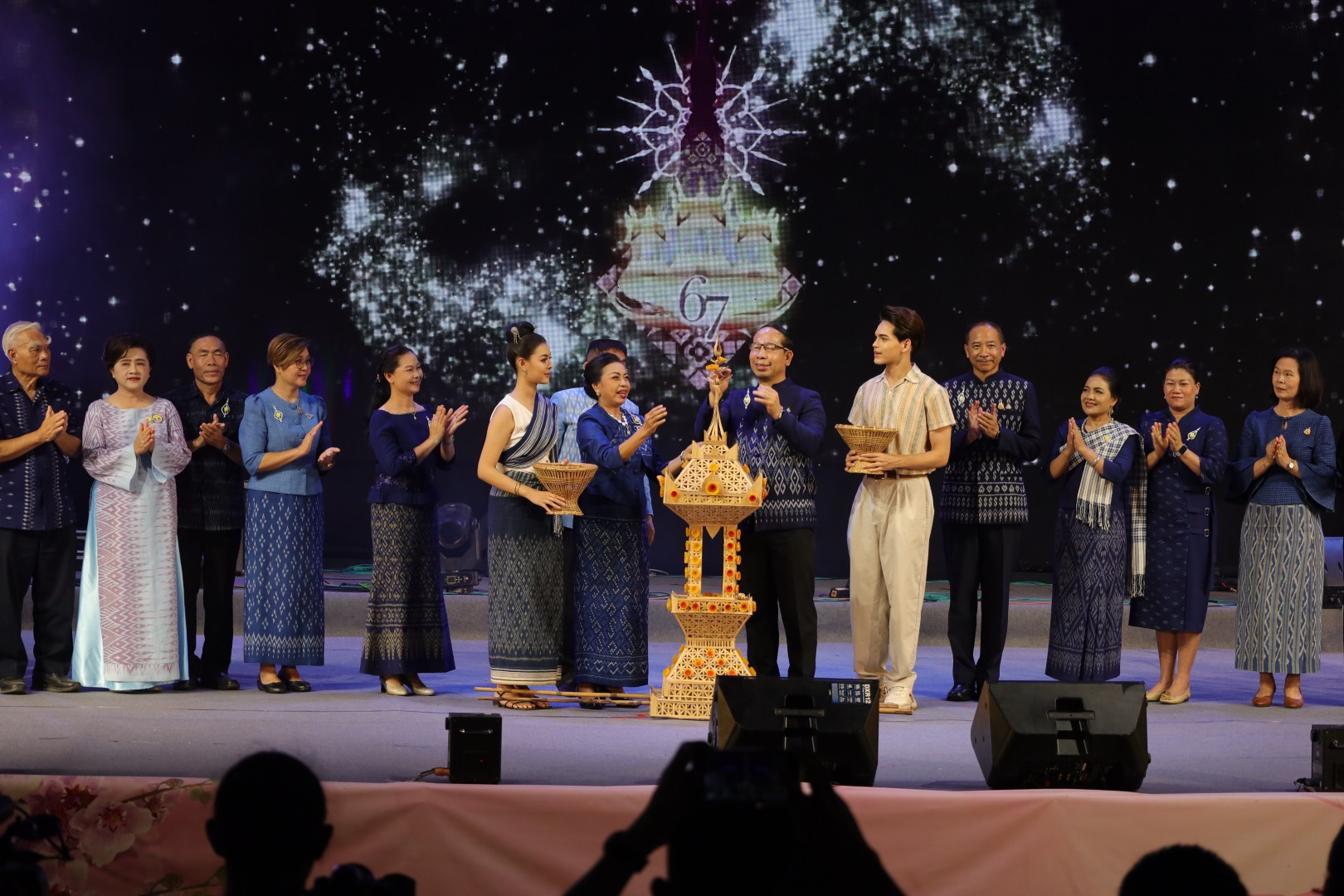 พช.สกลนคร ร่วมพิธีเปิดงานแห่ปราสาทผึ้งสกลนคร ปี 2567 ชมละครเวทีร่วมสมัย ฮอยศรัทธาปราสาทผึ้ง “ฮักสกล ละเบ๋อ”