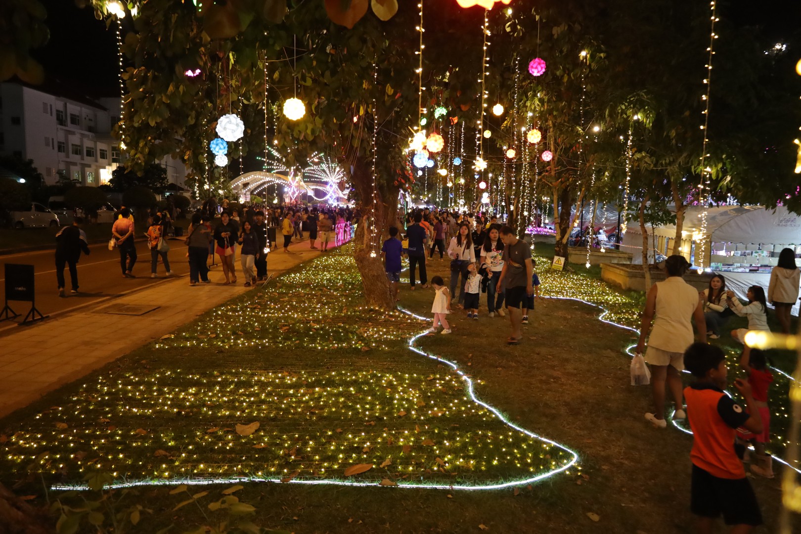 พช.สกลนคร ร่วมพิธีเปิดงานแห่ปราสาทผึ้งสกลนคร ปี 2567 ชมละครเวทีร่วมสมัย ฮอยศรัทธาปราสาทผึ้ง “ฮักสกล ละเบ๋อ”