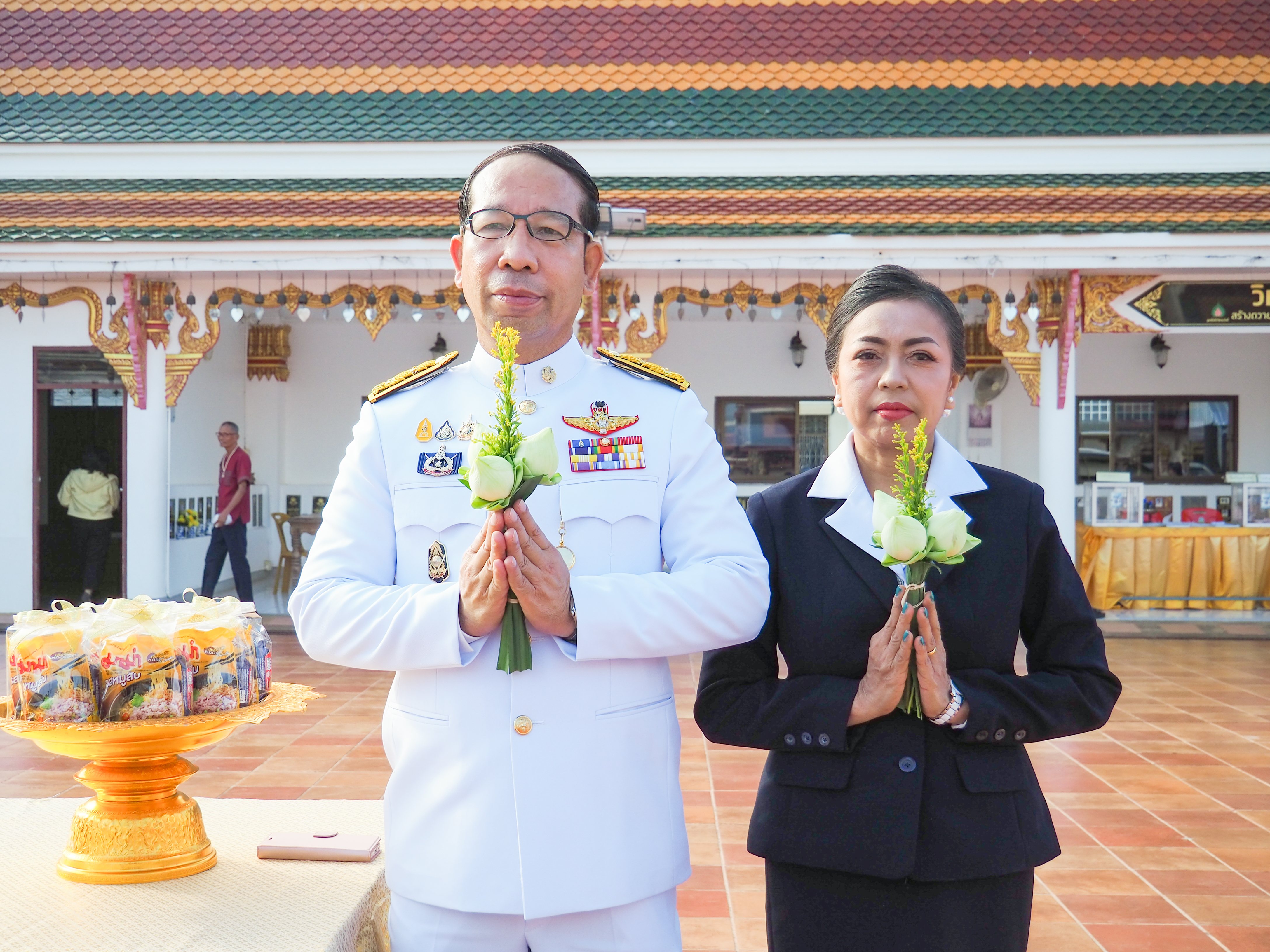 ผู้ว่าฯสกลนคร นำ พสกนิกร ทำบุญตักบาตร ถวายเป็นพระราชกุศล วันนวมินทรมหาราช