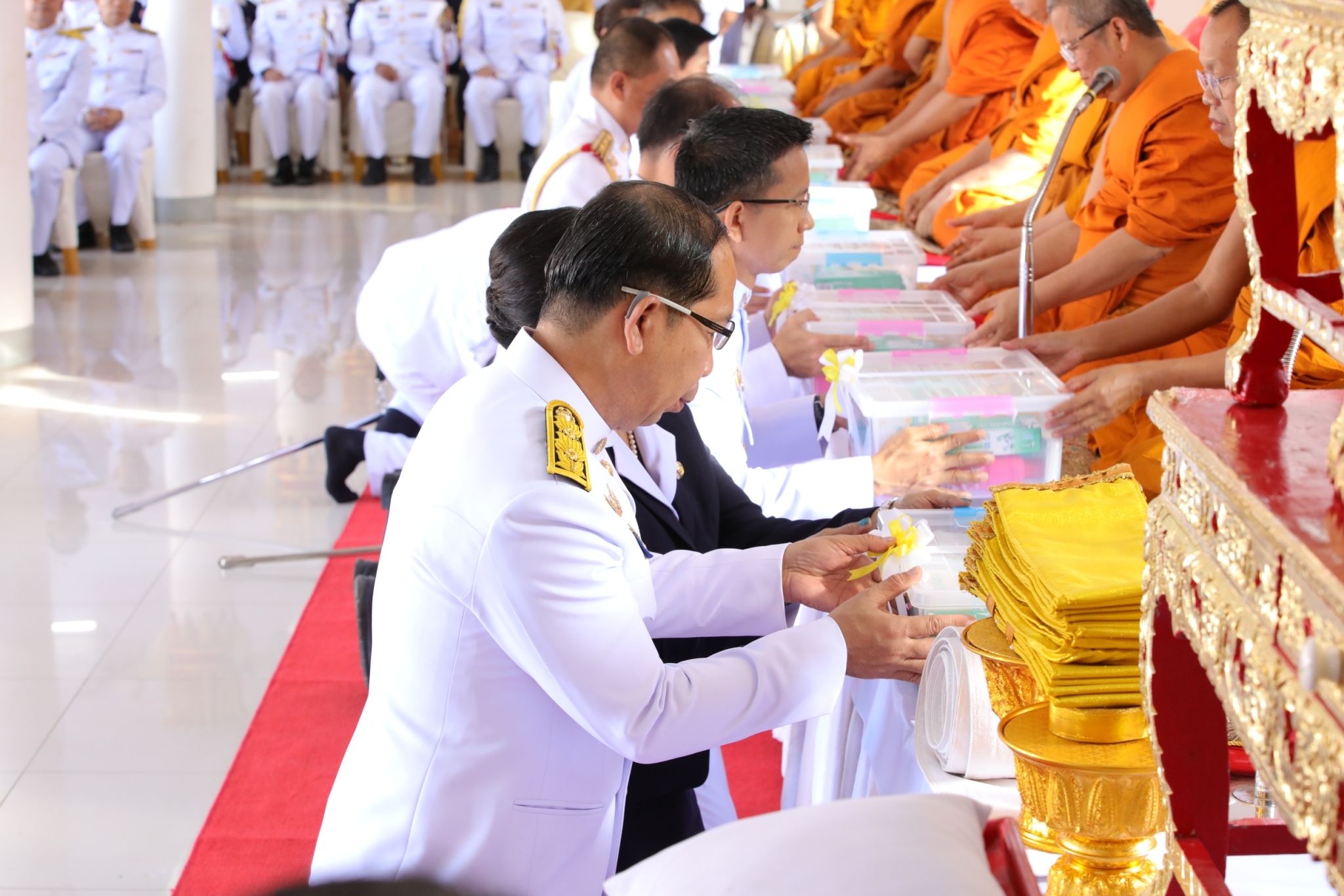 ผู้ว่าฯสกลนคร นำ พสกนิกร ทำบุญตักบาตร ถวายเป็นพระราชกุศล วันนวมินทรมหาราช