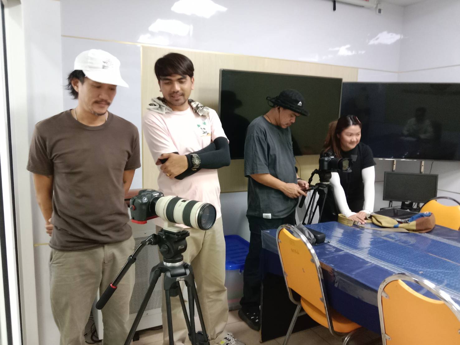กรมการพัฒนาชุมชน ถ่ายทำวิดีทัศน์หมู่บ้านต้นแบบตามโครงการ 9;10 ปฏิบัติบูชา “สืบสาน รักษา ต่อยอด” เพื่อพัฒนาชุมชน ประจำปี 2567 พื้นที่จังหวัดสกลนคร