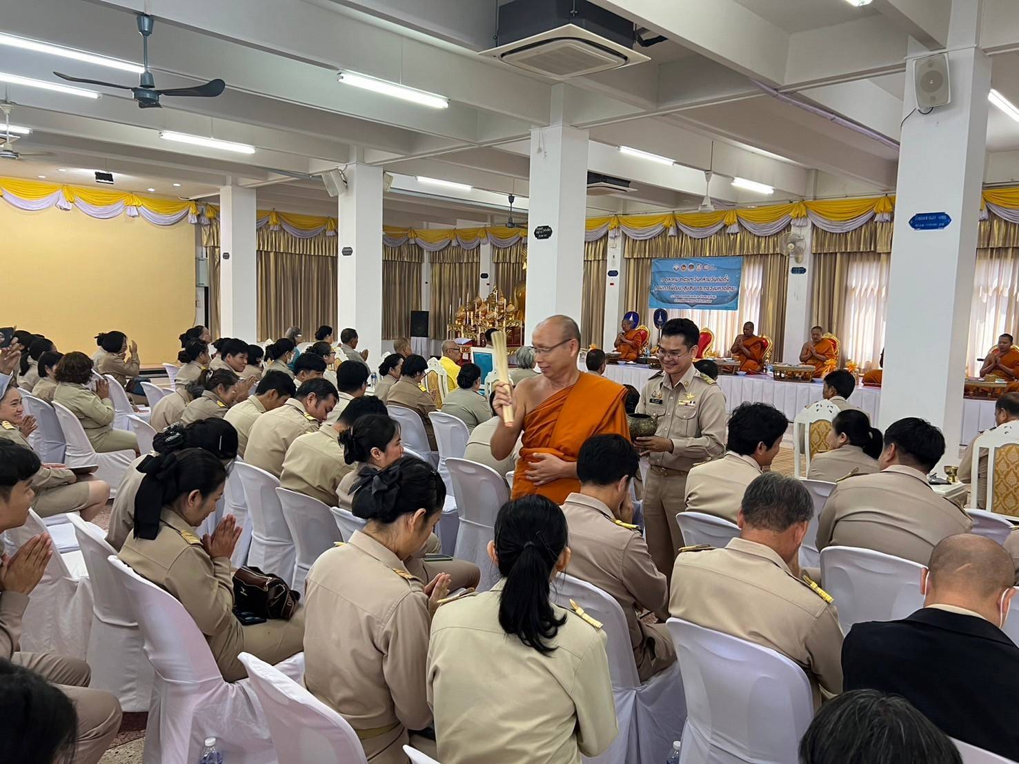 📢สำนักงานพัฒนาชุมชนจังหวัดสกลนคร จัดงานวันคล้ายวันก่อตั้งกรมการพัฒนาชุมชน ครบรอบ 62 ปี จัดพิธีทำบุญถวายเพลพระสงฆ์จำนวน 9 รูป