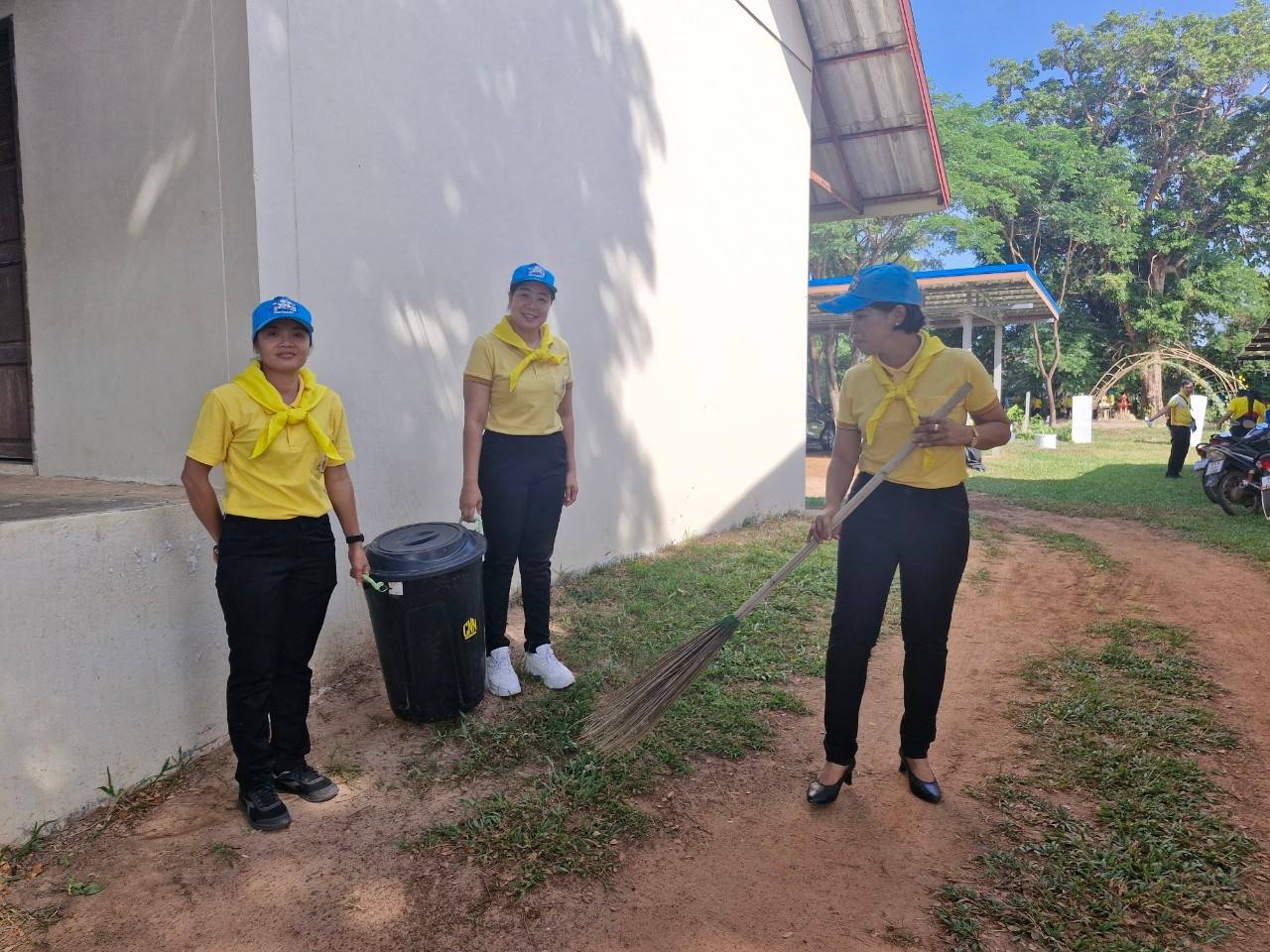 📢พช.สกลนคร : ร่วมกิจกรรมจิตอาสาพัฒนาเนื่องในคล้ายวันสวรรคต พระบาทสมเด็จพระจุลจอมเกล้าเจ้าอยู่หัว (วันปิยมหาราช)