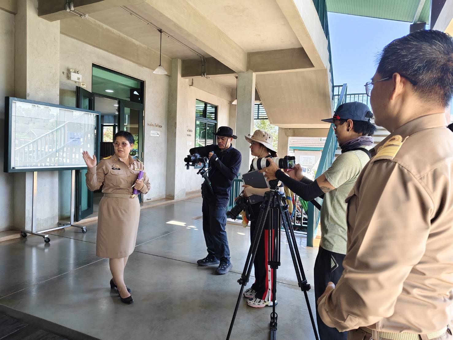 กรมการพัฒนาชุมชน ถ่ายทำวิดีทัศน์หมู่บ้านต้นแบบตามโครงการ 9;10 ปฏิบัติบูชา “สืบสาน รักษา ต่อยอด” เพื่อพัฒนาชุมชน ประจำปี 2567 พื้นที่จังหวัดสกลนคร