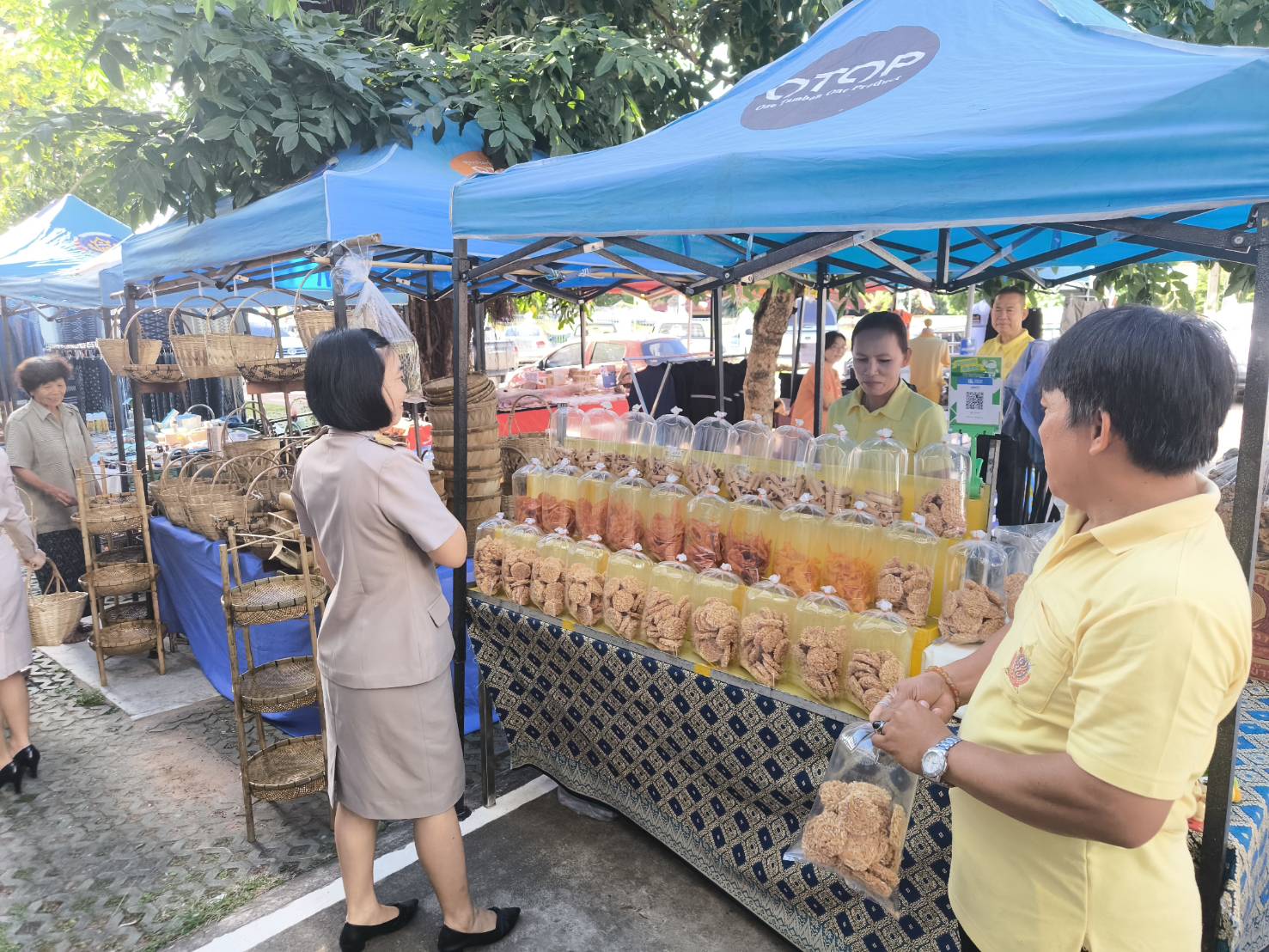 พช.สกลนคร : จัดตลาดนัดสินค้า OTOP อาหารปลอดภัย สินค้าดี สินค้าเด่นจังหวัดสกลนคร ส่งเสริมช่องทางการตลาดให้ผู้ประกอบการ OTOP