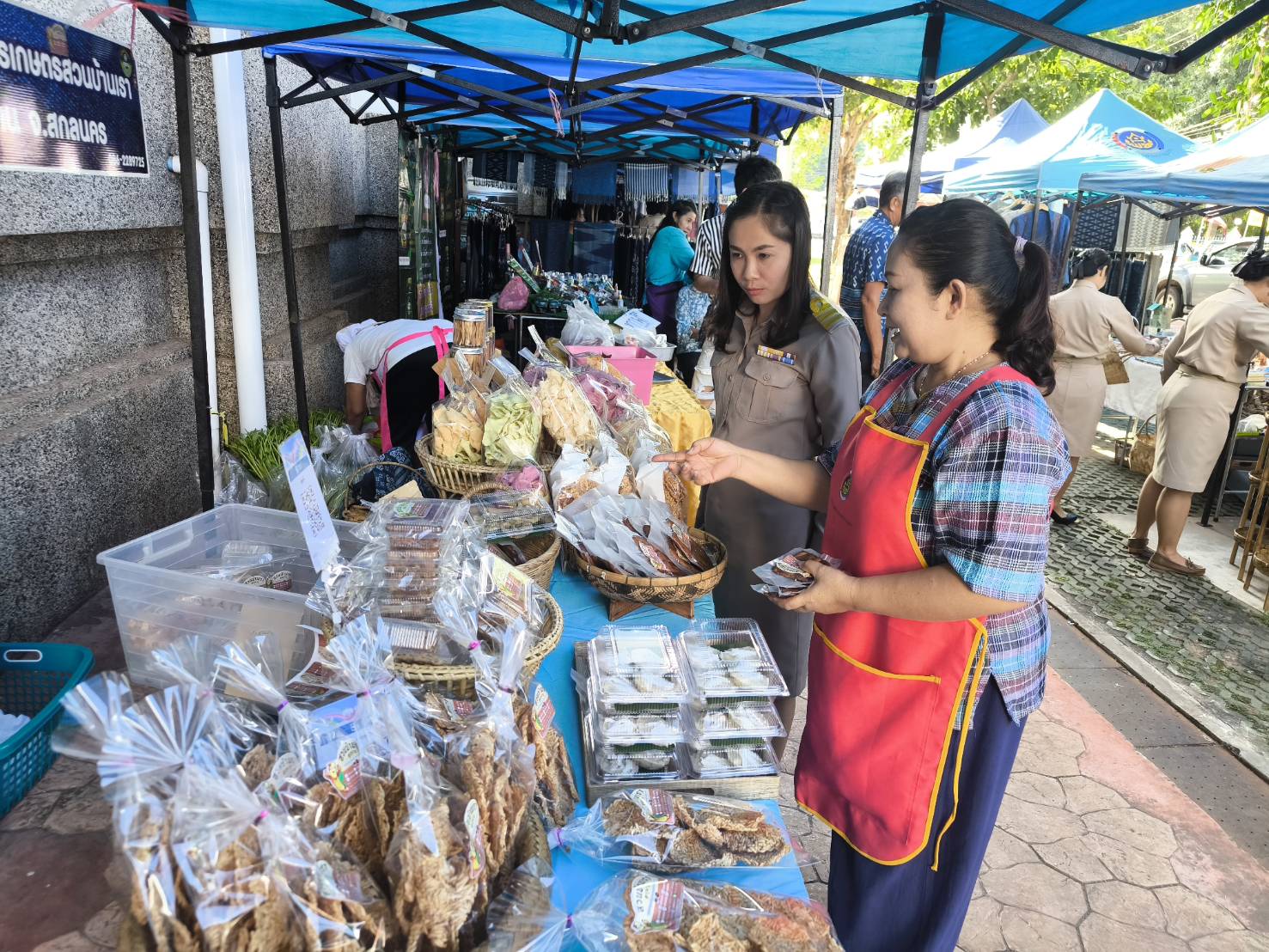 พช.สกลนคร : จัดตลาดนัดสินค้า OTOP อาหารปลอดภัย สินค้าดี สินค้าเด่นจังหวัดสกลนคร ส่งเสริมช่องทางการตลาดให้ผู้ประกอบการ OTOP