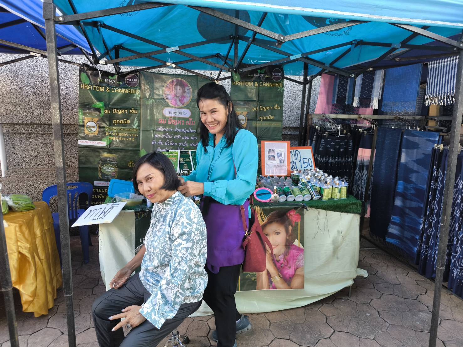 พช.สกลนคร : จัดตลาดนัดสินค้า OTOP อาหารปลอดภัย สินค้าดี สินค้าเด่นจังหวัดสกลนคร ส่งเสริมช่องทางการตลาดให้ผู้ประกอบการ OTOP