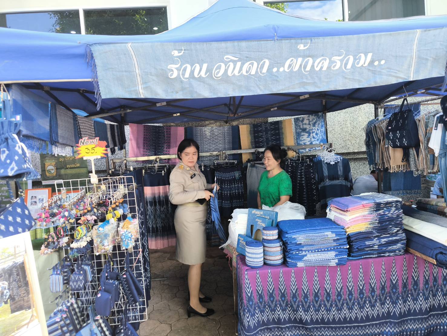 พช.สกลนคร : จัดตลาดนัดสินค้า OTOP อาหารปลอดภัย สินค้าดี สินค้าเด่นจังหวัดสกลนคร ส่งเสริมช่องทางการตลาดให้ผู้ประกอบการ OTOP