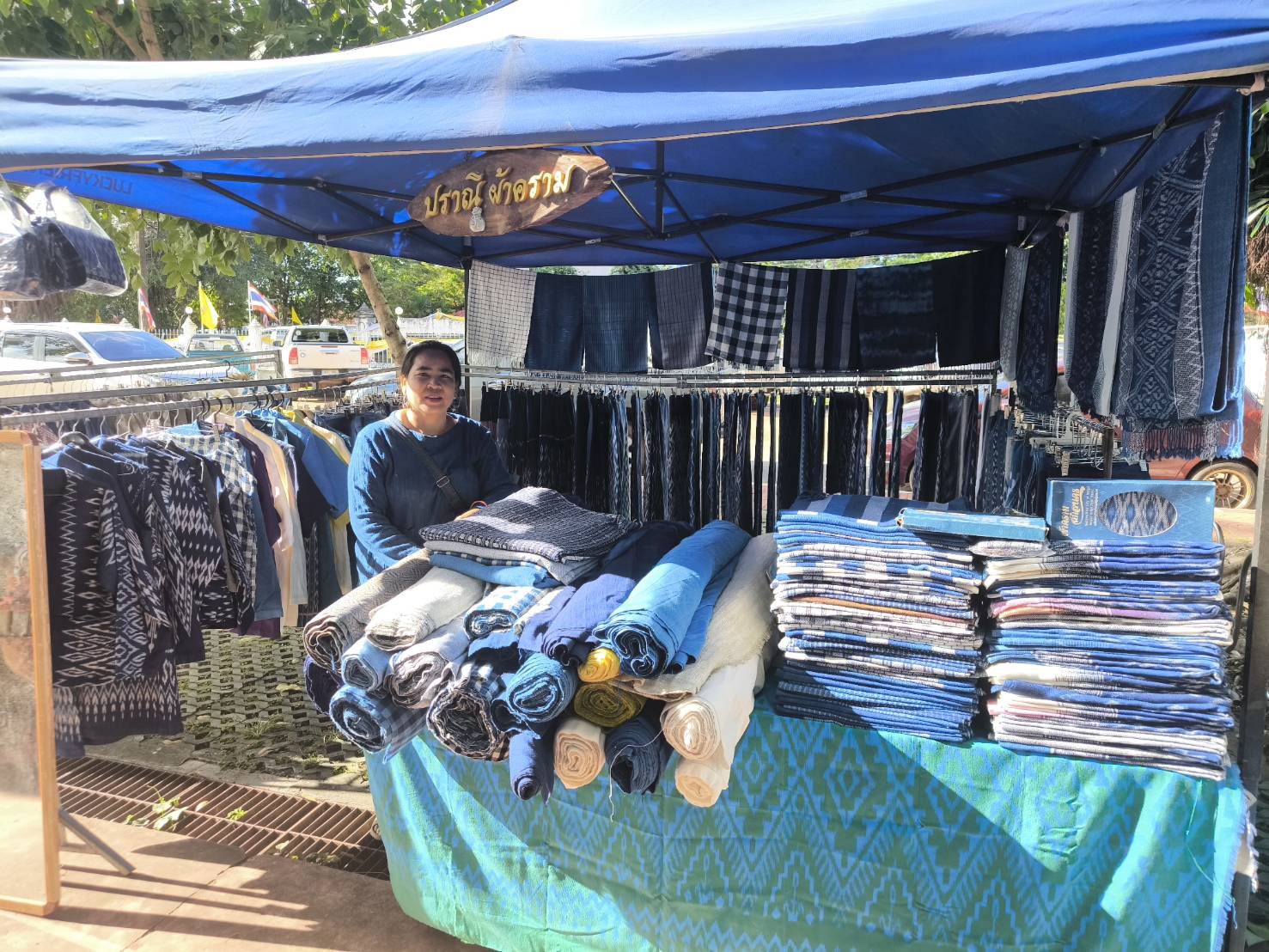 พช.สกลนคร : จัดตลาดนัดสินค้า OTOP อาหารปลอดภัย สินค้าดี สินค้าเด่นจังหวัดสกลนคร ส่งเสริมช่องทางการตลาดให้ผู้ประกอบการ OTOP