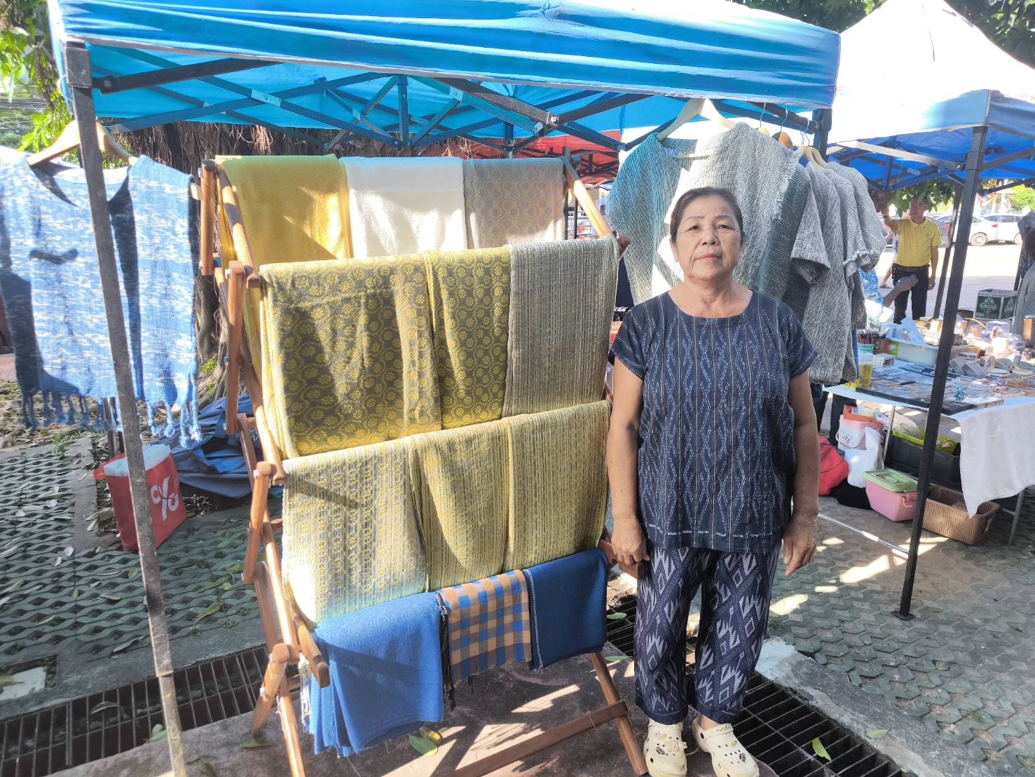 พช.สกลนคร : จัดตลาดนัดสินค้า OTOP อาหารปลอดภัย สินค้าดี สินค้าเด่นจังหวัดสกลนคร ส่งเสริมช่องทางการตลาดให้ผู้ประกอบการ OTOP