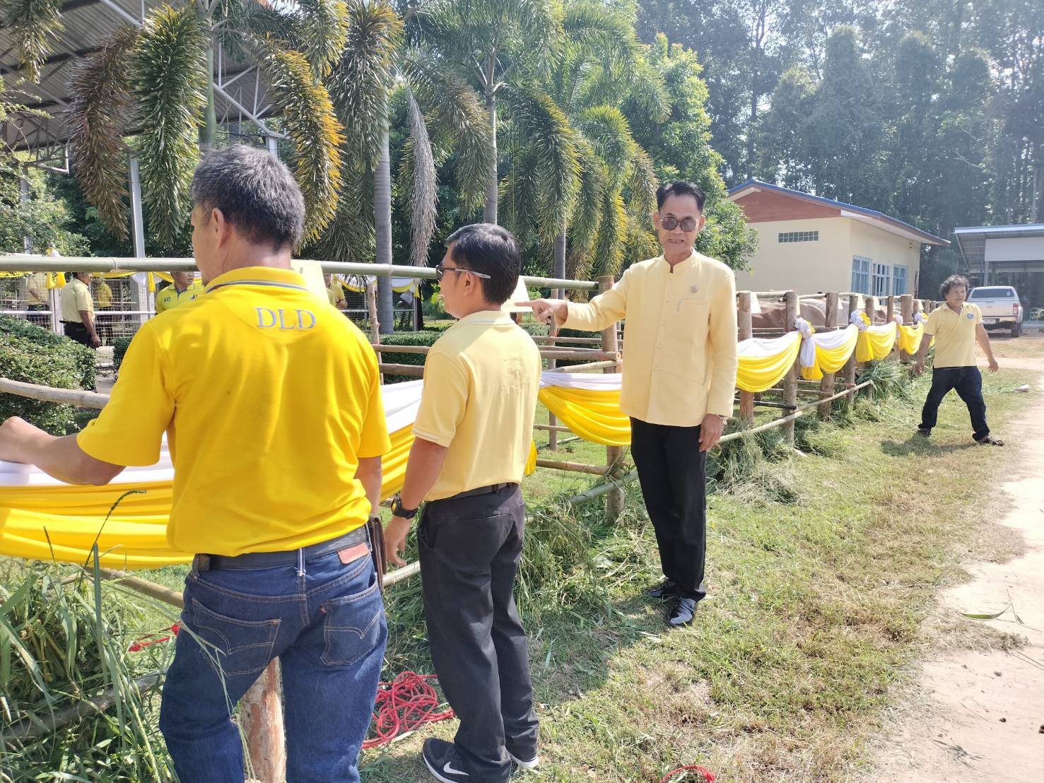 📢พช.สกลนคร : ร่วมพิธีมอบกรรมสิทธิ์และไถ่ชีวิตโค-กระบือ เฉลิมพระเกียรติพระบาทสมเด็จพระเจ้าอยู่หัว เนื่องโนโอกาสพระราชพิธีมหามงคลเฉลิมพระชนมพรรษา ๖ รอบ ๒๘ กรกฎาคม ๒๕๖๗