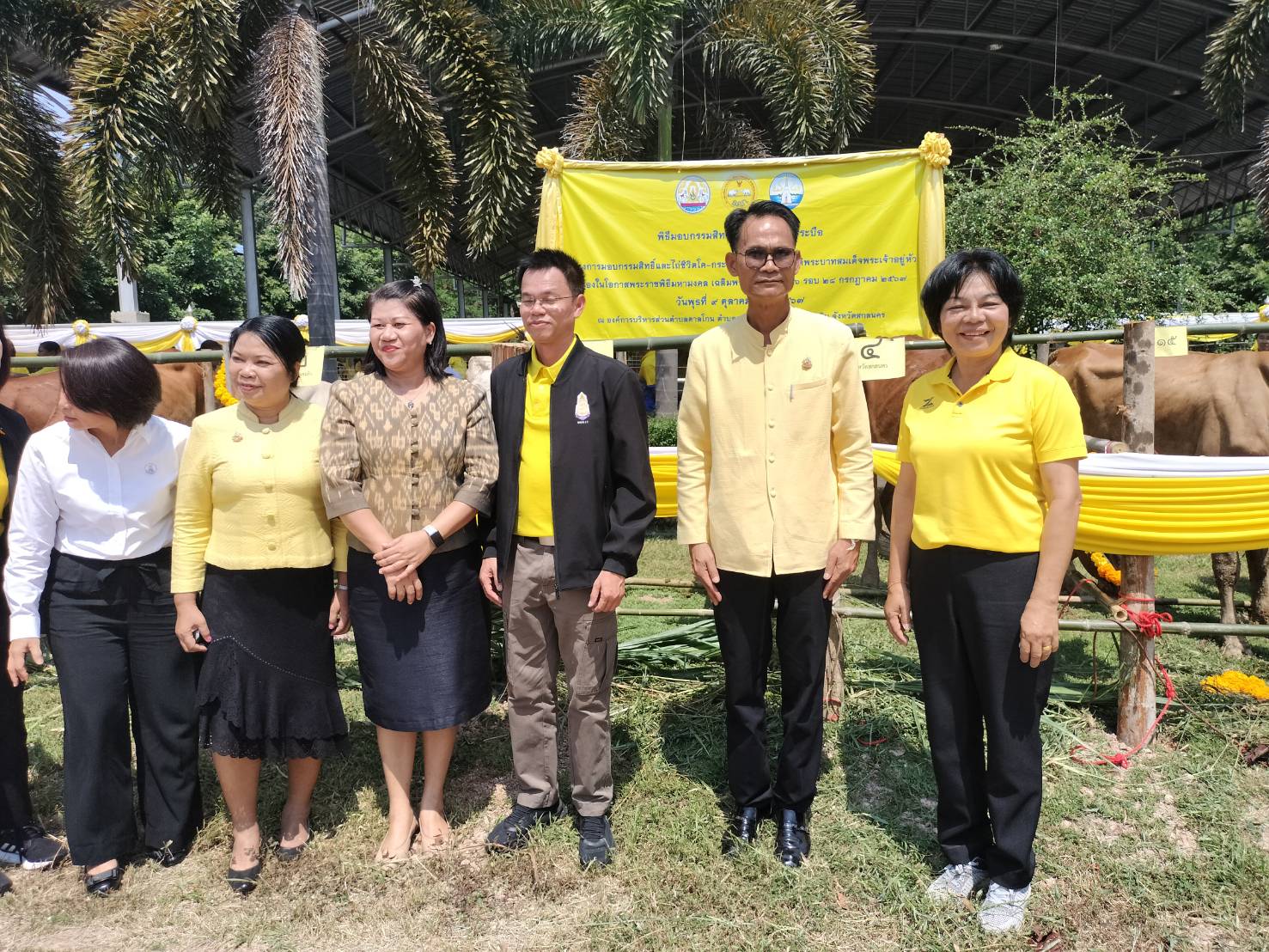 📢พช.สกลนคร : ร่วมพิธีมอบกรรมสิทธิ์และไถ่ชีวิตโค-กระบือ เฉลิมพระเกียรติพระบาทสมเด็จพระเจ้าอยู่หัว เนื่องโนโอกาสพระราชพิธีมหามงคลเฉลิมพระชนมพรรษา ๖ รอบ ๒๘ กรกฎาคม ๒๕๖๗