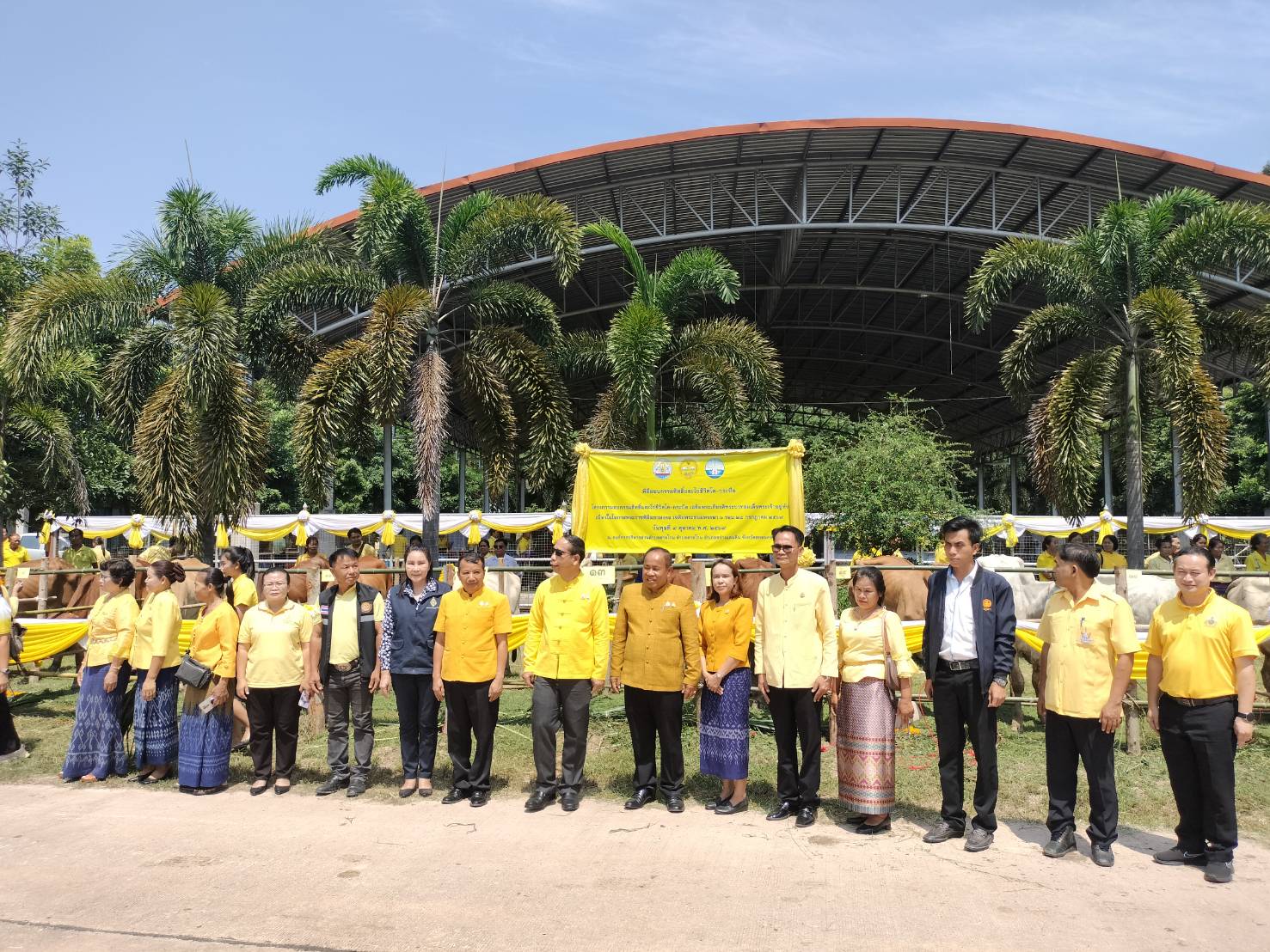 📢พช.สกลนคร : ร่วมพิธีมอบกรรมสิทธิ์และไถ่ชีวิตโค-กระบือ เฉลิมพระเกียรติพระบาทสมเด็จพระเจ้าอยู่หัว เนื่องโนโอกาสพระราชพิธีมหามงคลเฉลิมพระชนมพรรษา ๖ รอบ ๒๘ กรกฎาคม ๒๕๖๗