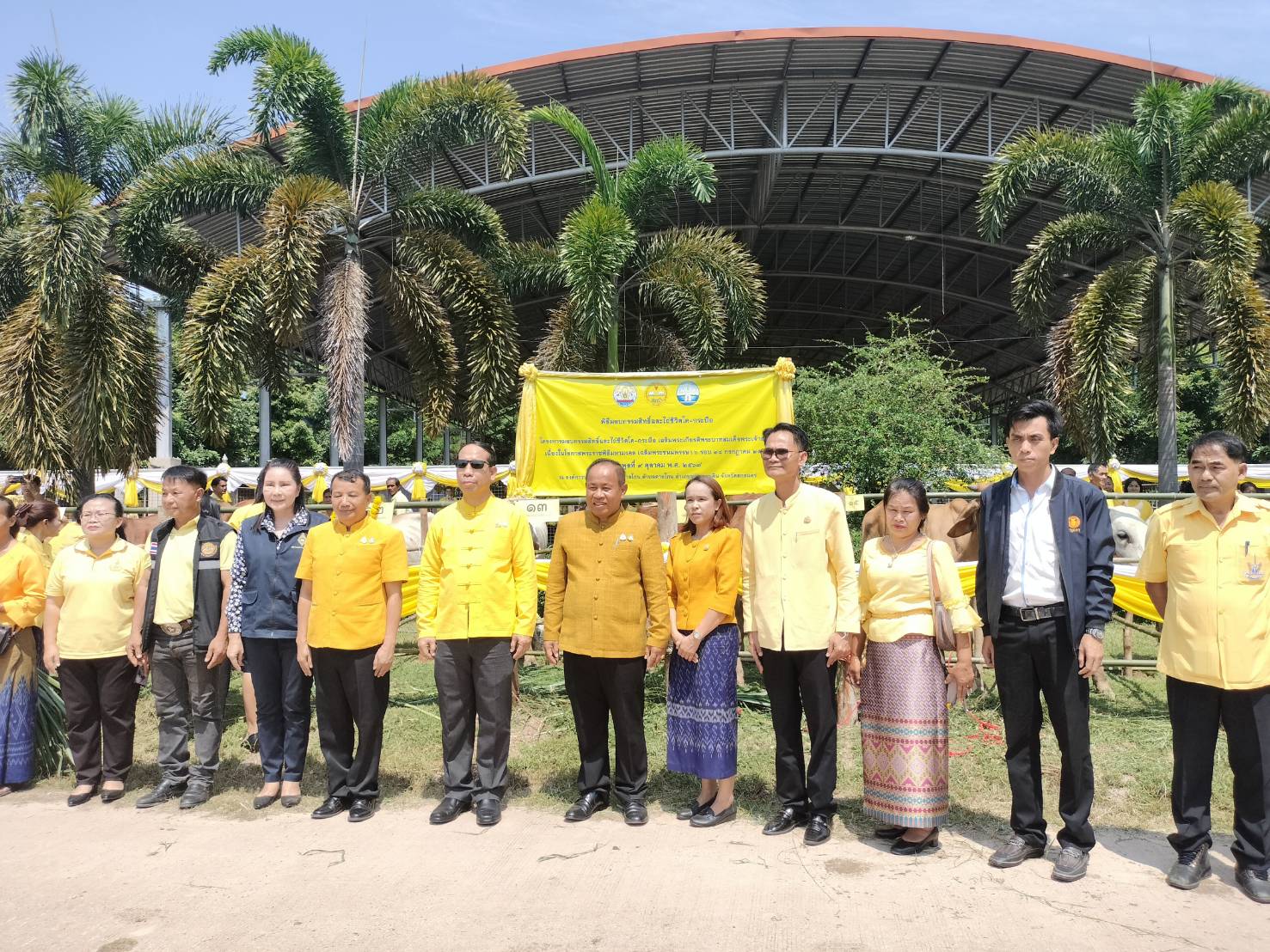 📢พช.สกลนคร : ร่วมพิธีมอบกรรมสิทธิ์และไถ่ชีวิตโค-กระบือ เฉลิมพระเกียรติพระบาทสมเด็จพระเจ้าอยู่หัว เนื่องโนโอกาสพระราชพิธีมหามงคลเฉลิมพระชนมพรรษา ๖ รอบ ๒๘ กรกฎาคม ๒๕๖๗