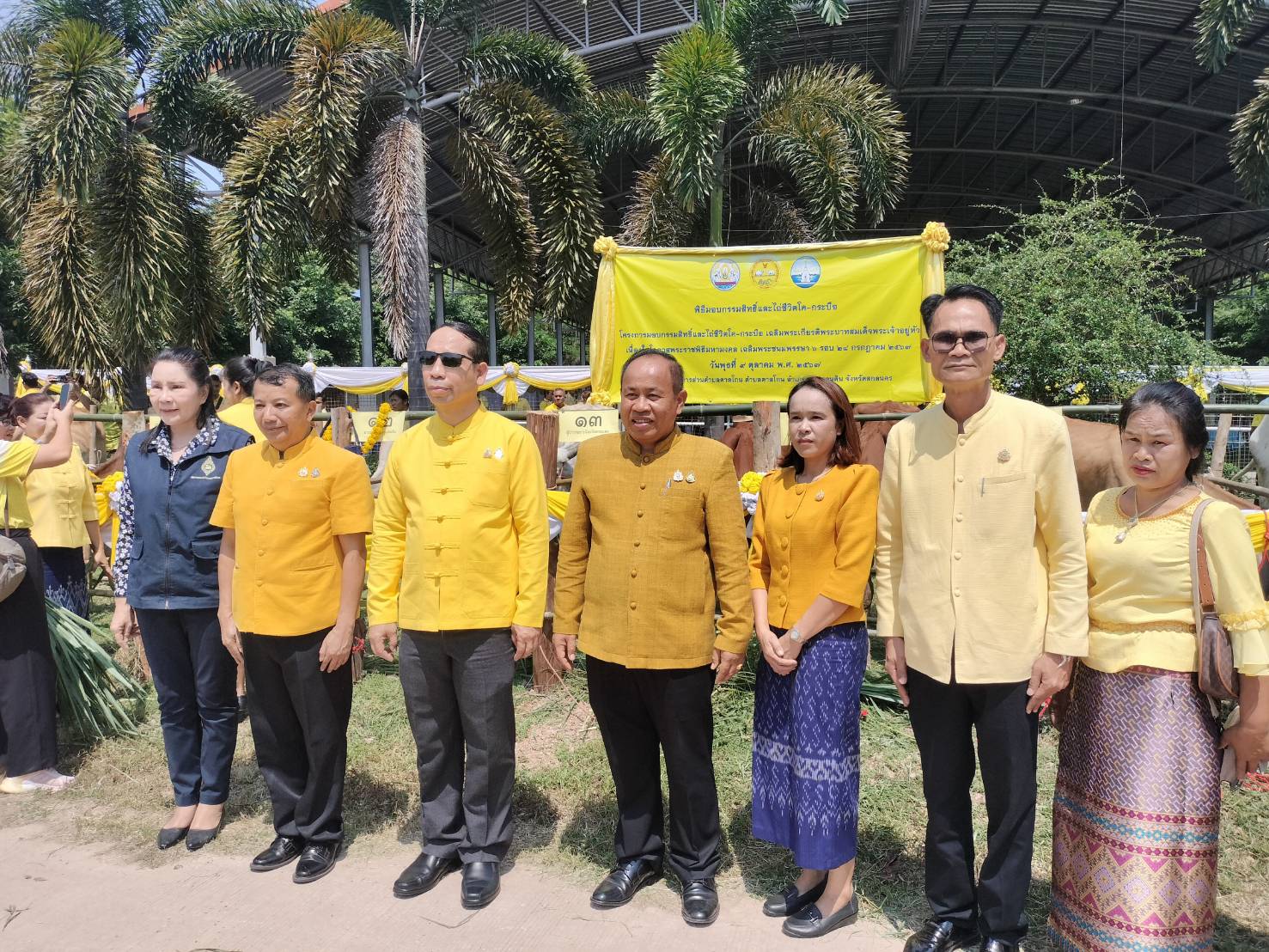📢พช.สกลนคร : ร่วมพิธีมอบกรรมสิทธิ์และไถ่ชีวิตโค-กระบือ เฉลิมพระเกียรติพระบาทสมเด็จพระเจ้าอยู่หัว เนื่องโนโอกาสพระราชพิธีมหามงคลเฉลิมพระชนมพรรษา ๖ รอบ ๒๘ กรกฎาคม ๒๕๖๗