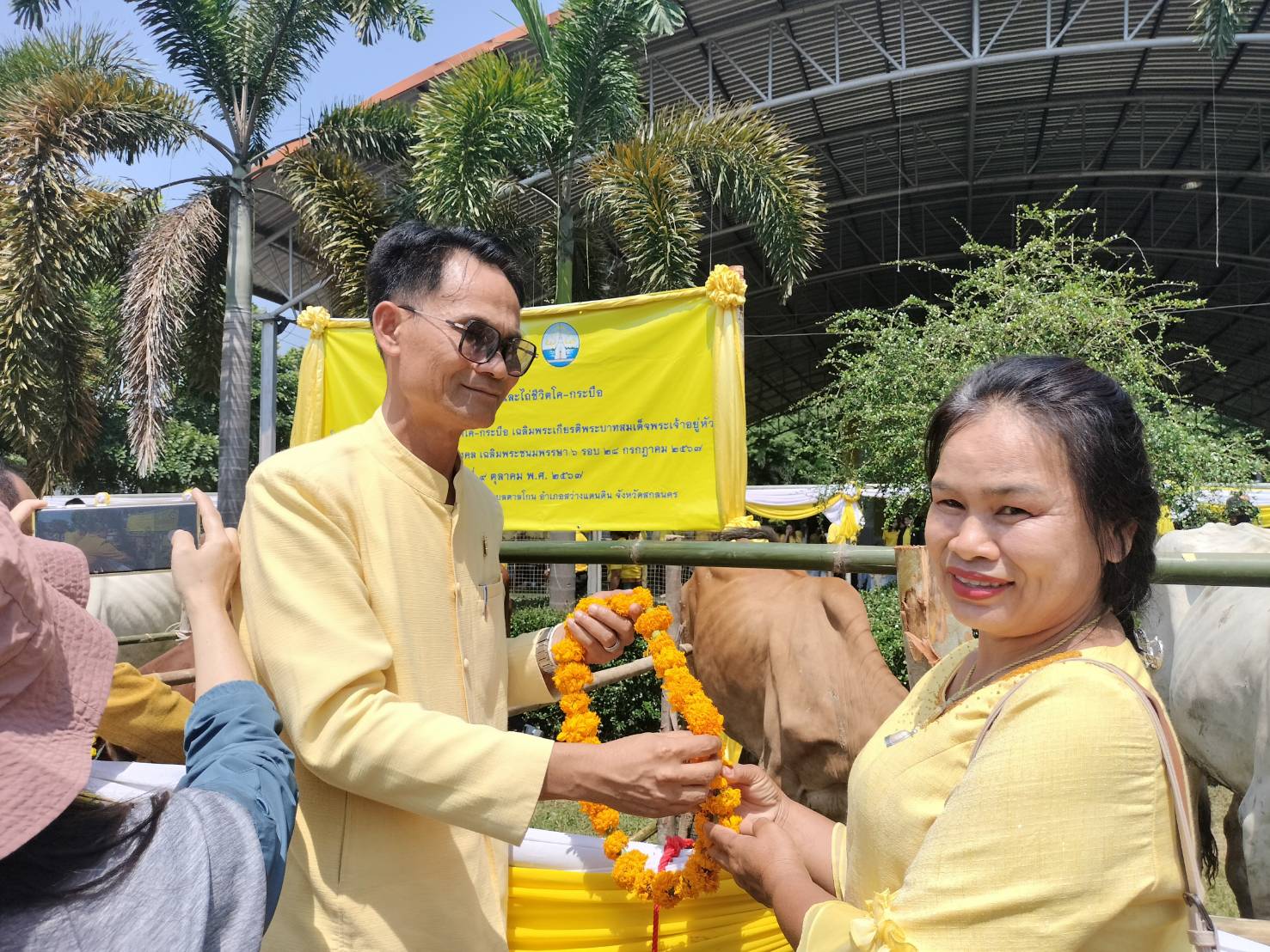 📢พช.สกลนคร : ร่วมพิธีมอบกรรมสิทธิ์และไถ่ชีวิตโค-กระบือ เฉลิมพระเกียรติพระบาทสมเด็จพระเจ้าอยู่หัว เนื่องโนโอกาสพระราชพิธีมหามงคลเฉลิมพระชนมพรรษา ๖ รอบ ๒๘ กรกฎาคม ๒๕๖๗