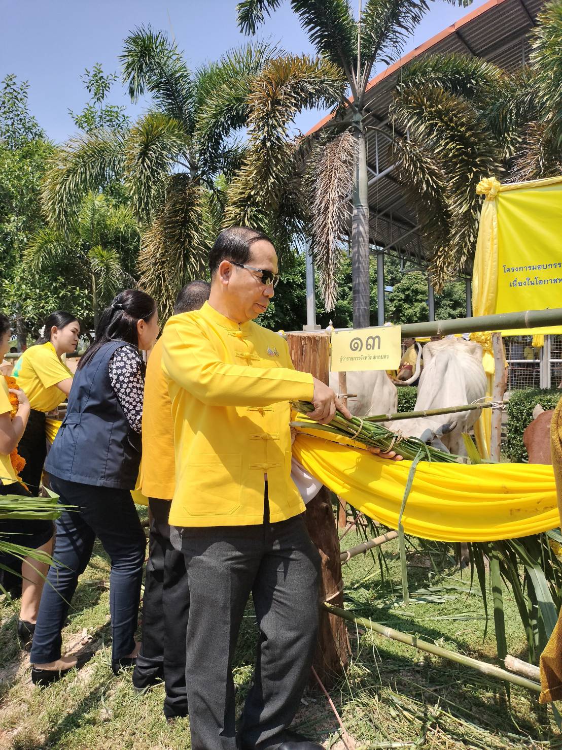 📢พช.สกลนคร : ร่วมพิธีมอบกรรมสิทธิ์และไถ่ชีวิตโค-กระบือ เฉลิมพระเกียรติพระบาทสมเด็จพระเจ้าอยู่หัว เนื่องโนโอกาสพระราชพิธีมหามงคลเฉลิมพระชนมพรรษา ๖ รอบ ๒๘ กรกฎาคม ๒๕๖๗