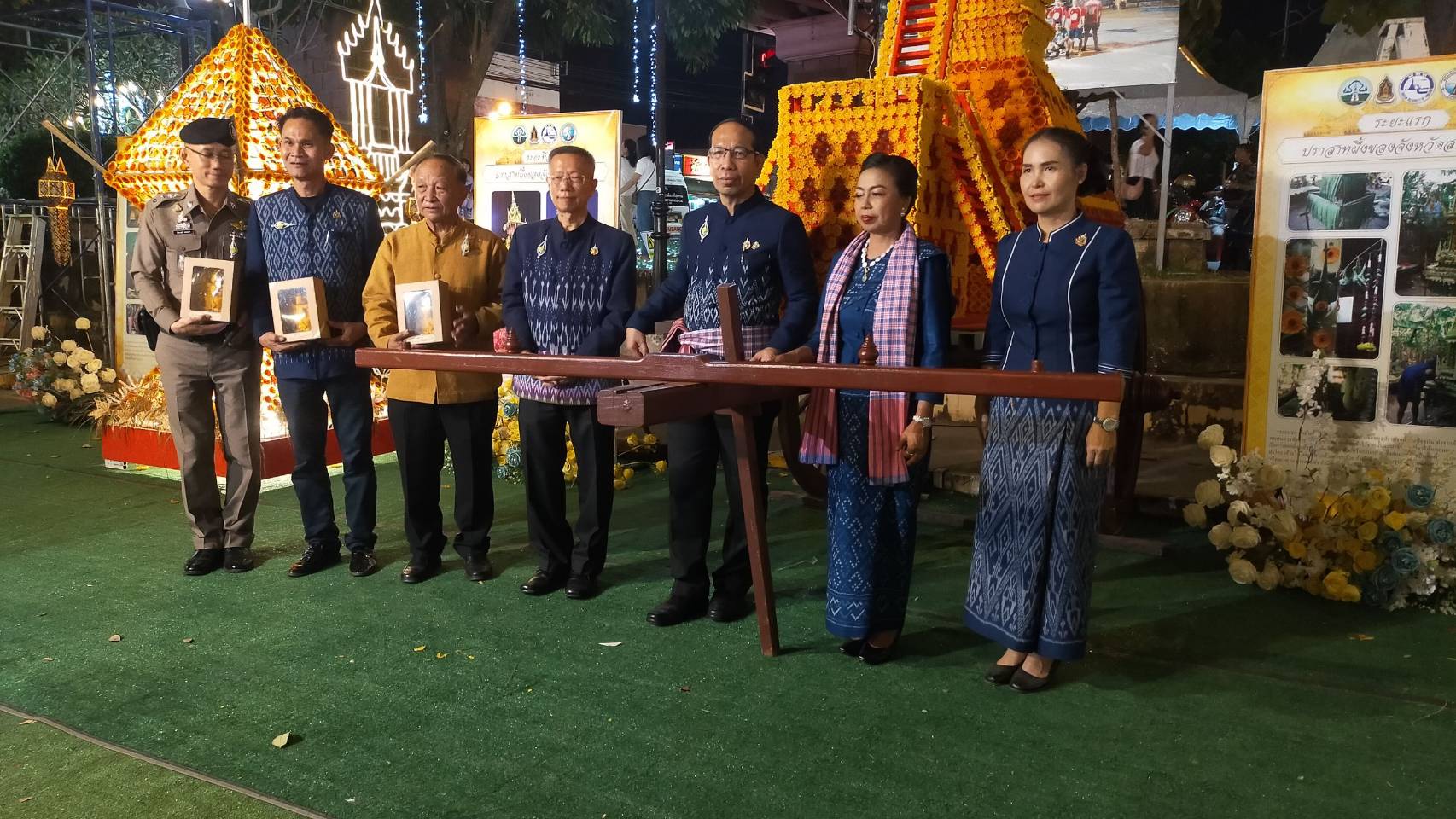 พช.สกลนคร ร่วมพิธีเปิดงานแห่ปราสาทผึ้งสกลนคร ปี 2567 ชมละครเวทีร่วมสมัย ฮอยศรัทธาปราสาทผึ้ง “ฮักสกล ละเบ๋อ”
