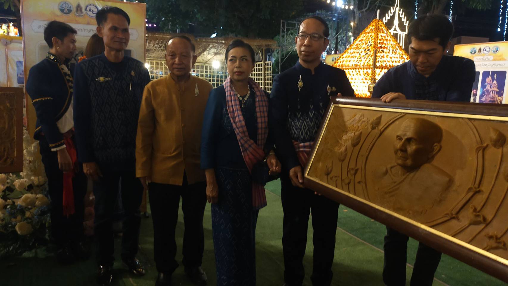 พช.สกลนคร ร่วมพิธีเปิดงานแห่ปราสาทผึ้งสกลนคร ปี 2567 ชมละครเวทีร่วมสมัย ฮอยศรัทธาปราสาทผึ้ง “ฮักสกล ละเบ๋อ”