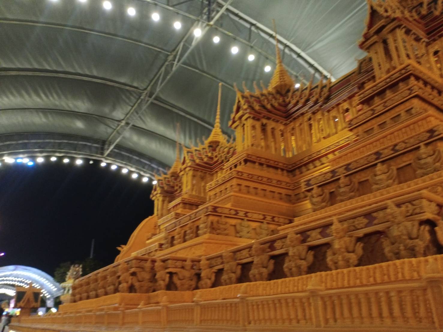 พช.สกลนคร ร่วมพิธีเปิดงานแห่ปราสาทผึ้งสกลนคร ปี 2567 ชมละครเวทีร่วมสมัย ฮอยศรัทธาปราสาทผึ้ง “ฮักสกล ละเบ๋อ”