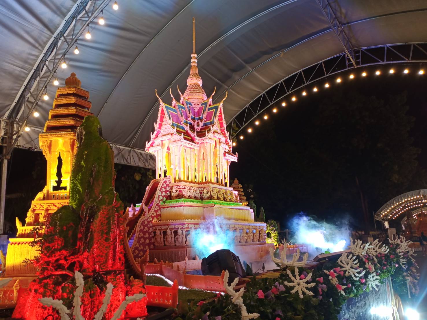 พช.สกลนคร ร่วมพิธีเปิดงานแห่ปราสาทผึ้งสกลนคร ปี 2567 ชมละครเวทีร่วมสมัย ฮอยศรัทธาปราสาทผึ้ง “ฮักสกล ละเบ๋อ”