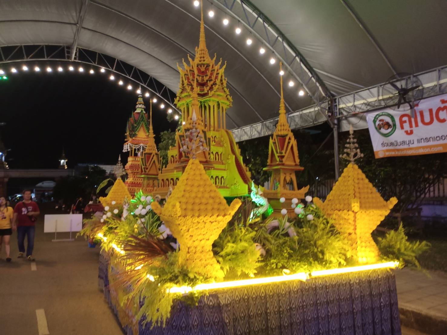 พช.สกลนคร ร่วมพิธีเปิดงานแห่ปราสาทผึ้งสกลนคร ปี 2567 ชมละครเวทีร่วมสมัย ฮอยศรัทธาปราสาทผึ้ง “ฮักสกล ละเบ๋อ”