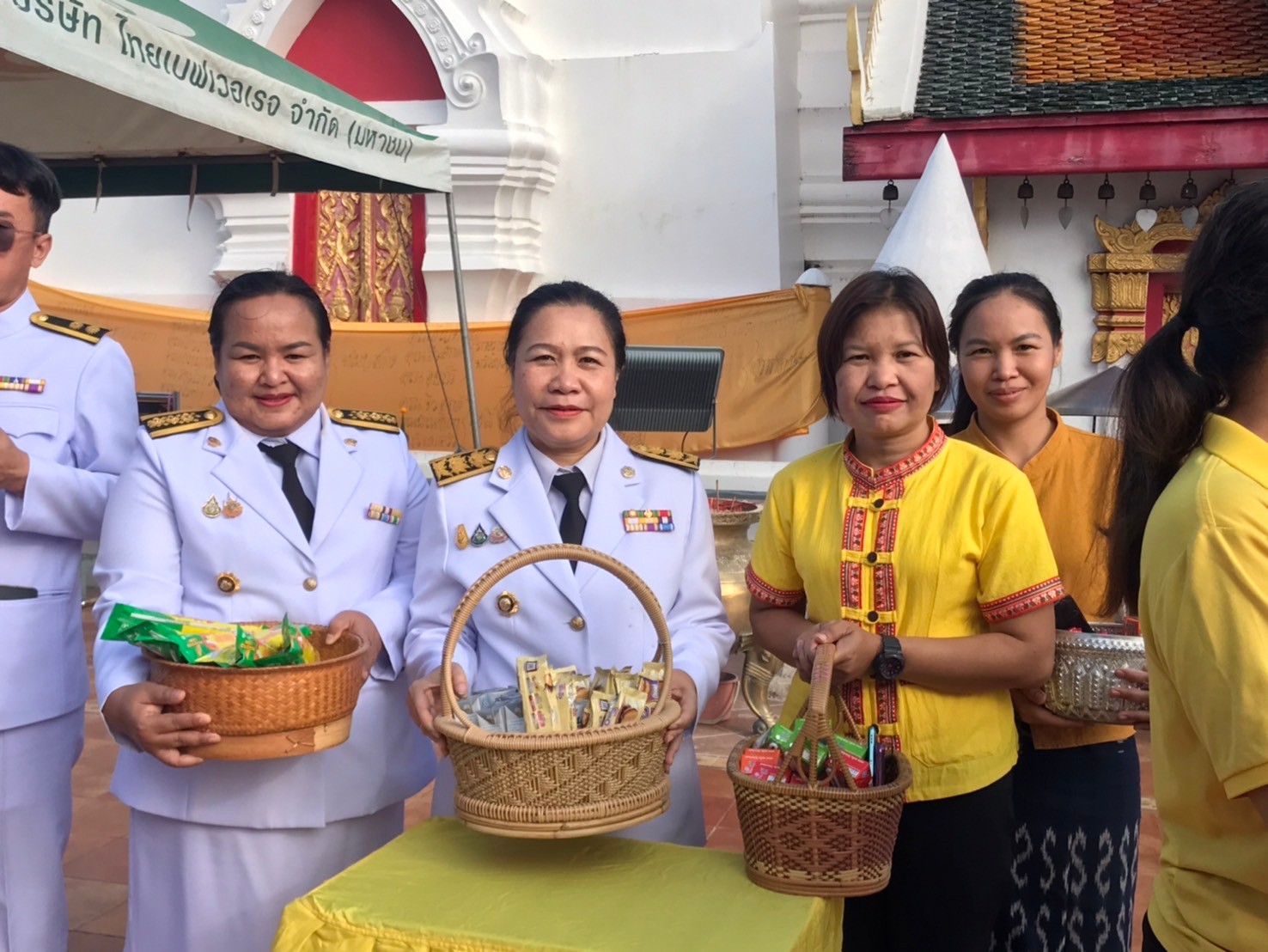 ผู้ว่าฯสกลนคร นำ พสกนิกร ทำบุญตักบาตร ถวายเป็นพระราชกุศล วันนวมินทรมหาราช