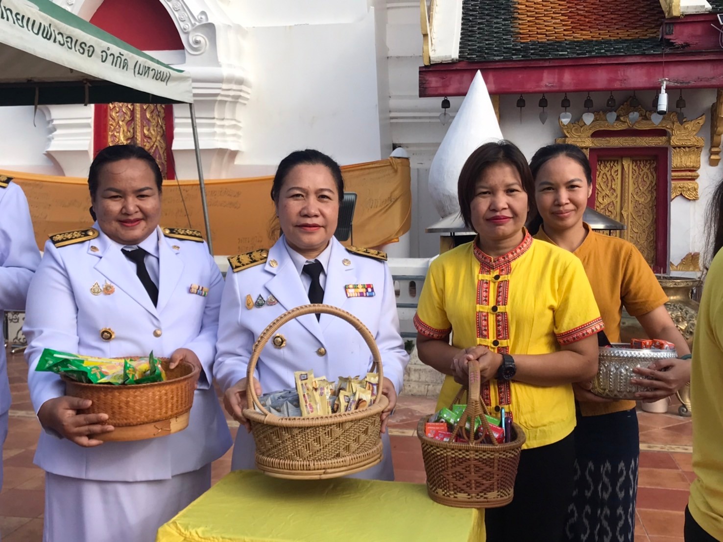 ผู้ว่าฯสกลนคร นำ พสกนิกร ทำบุญตักบาตร ถวายเป็นพระราชกุศล วันนวมินทรมหาราช