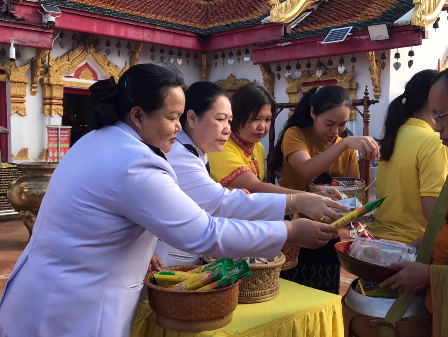 ผู้ว่าฯสกลนคร นำ พสกนิกร ทำบุญตักบาตร ถวายเป็นพระราชกุศล วันนวมินทรมหาราช