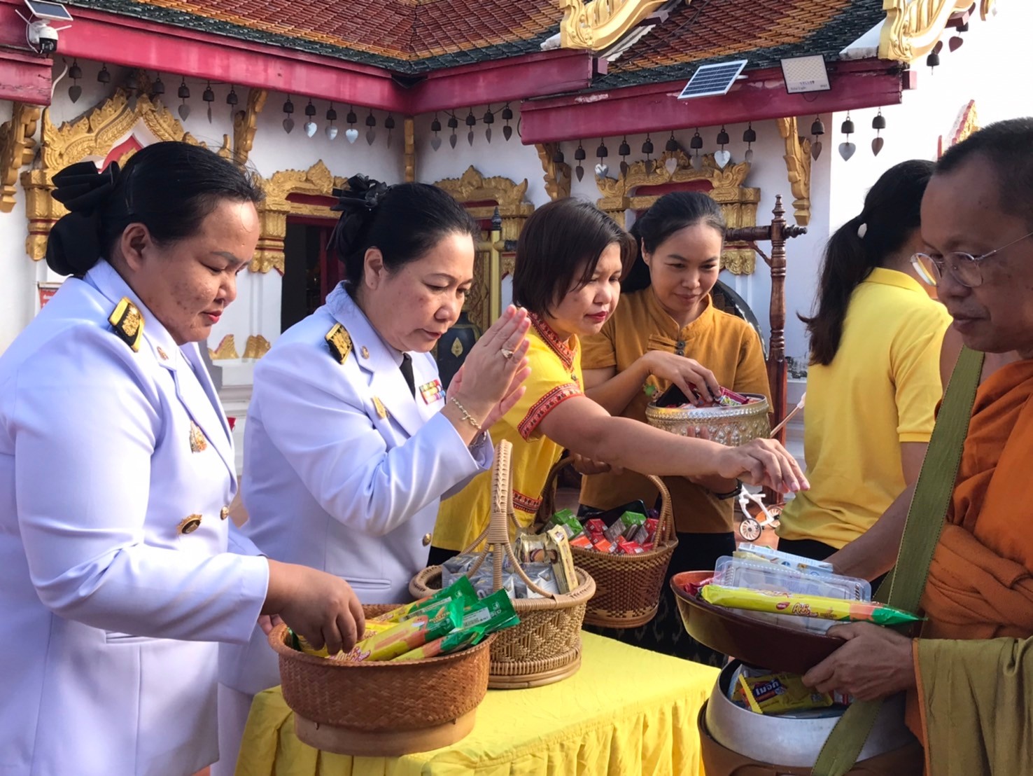 ผู้ว่าฯสกลนคร นำ พสกนิกร ทำบุญตักบาตร ถวายเป็นพระราชกุศล วันนวมินทรมหาราช