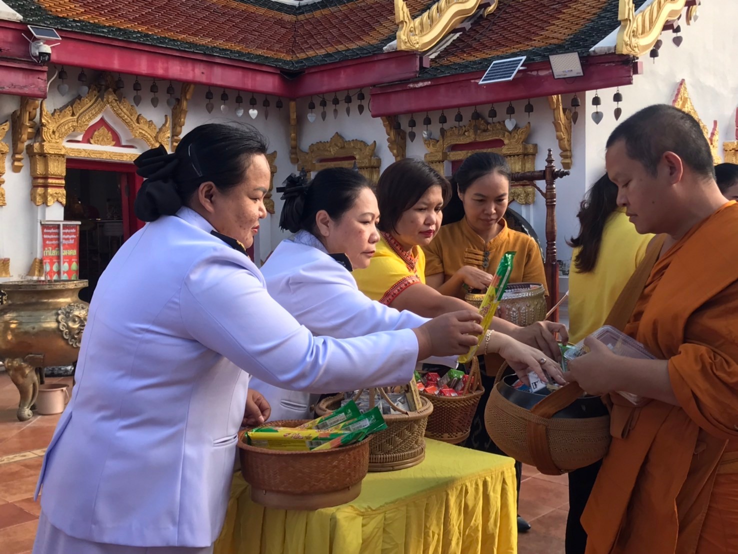 ผู้ว่าฯสกลนคร นำ พสกนิกร ทำบุญตักบาตร ถวายเป็นพระราชกุศล วันนวมินทรมหาราช