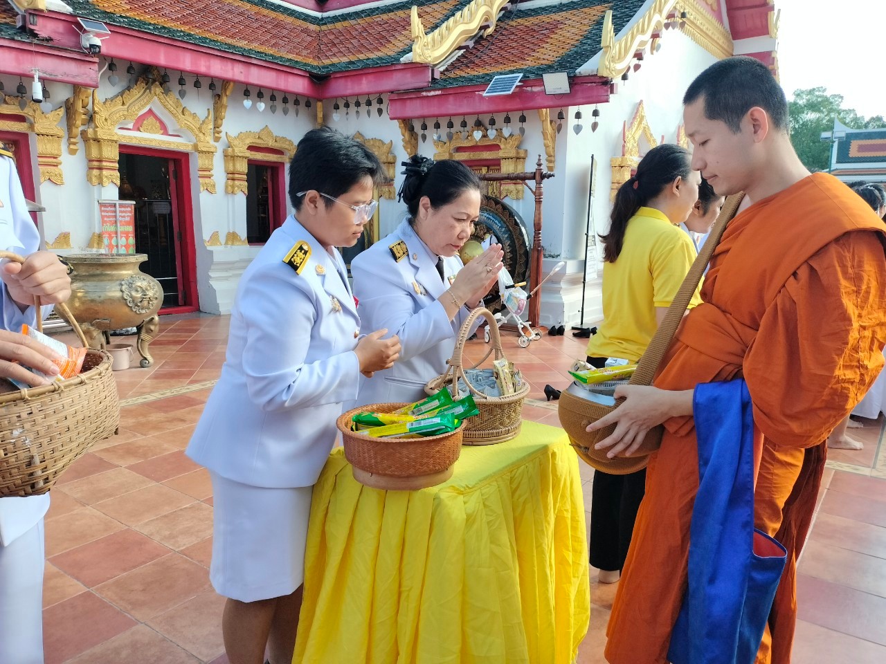 ผู้ว่าฯสกลนคร นำ พสกนิกร ทำบุญตักบาตร ถวายเป็นพระราชกุศล วันนวมินทรมหาราช