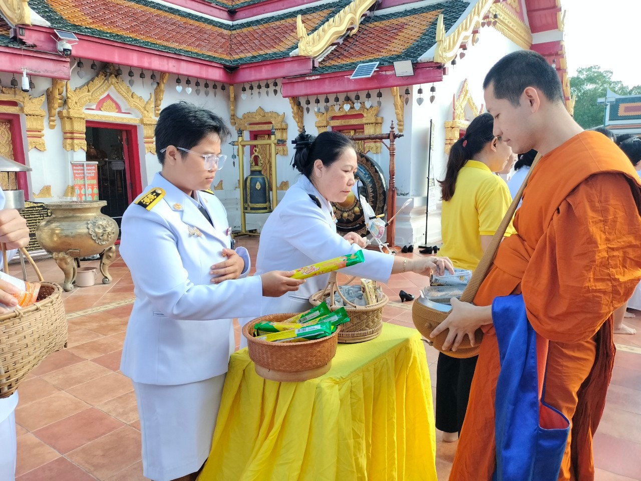 ผู้ว่าฯสกลนคร นำ พสกนิกร ทำบุญตักบาตร ถวายเป็นพระราชกุศล วันนวมินทรมหาราช