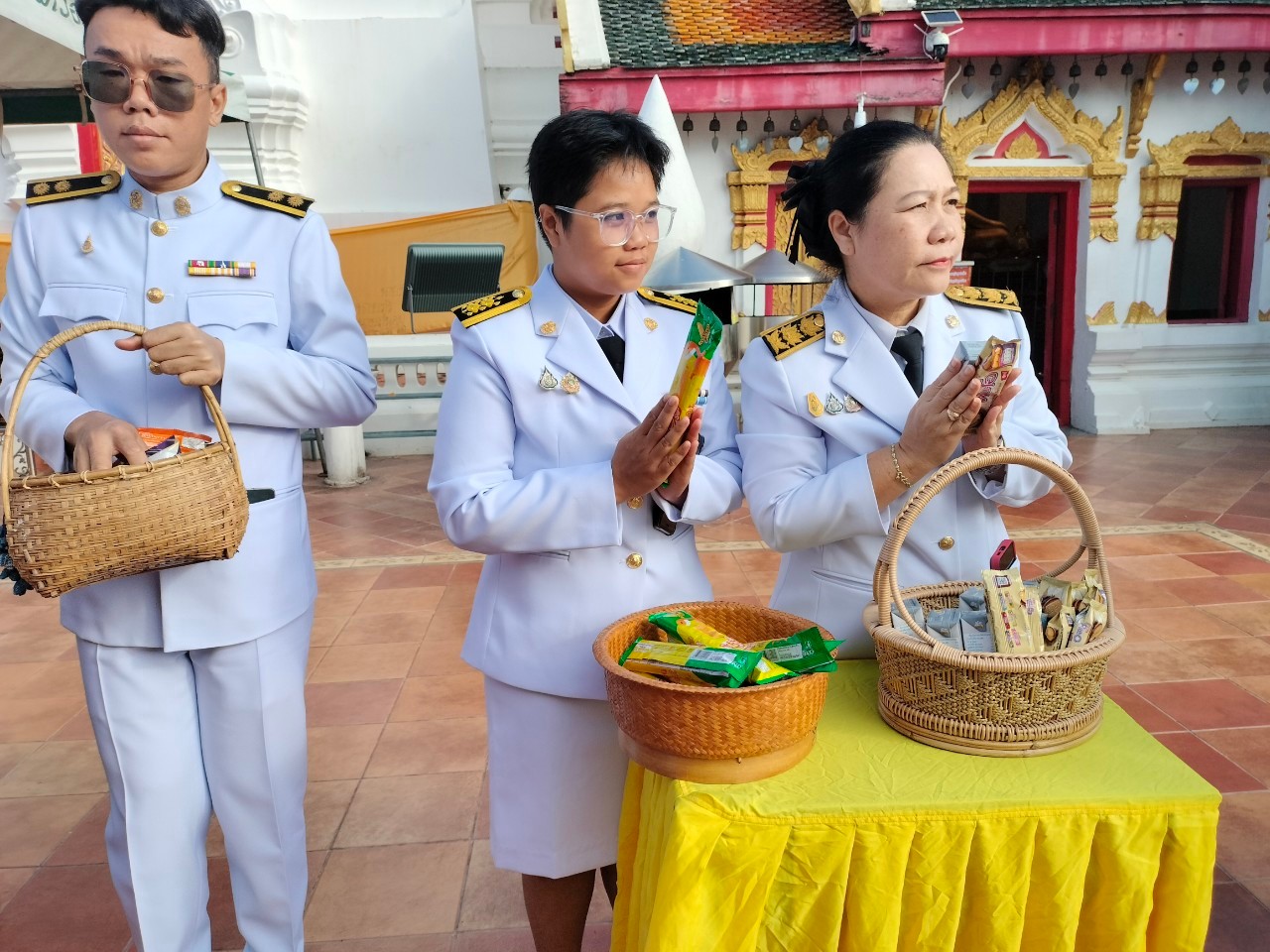 ผู้ว่าฯสกลนคร นำ พสกนิกร ทำบุญตักบาตร ถวายเป็นพระราชกุศล วันนวมินทรมหาราช