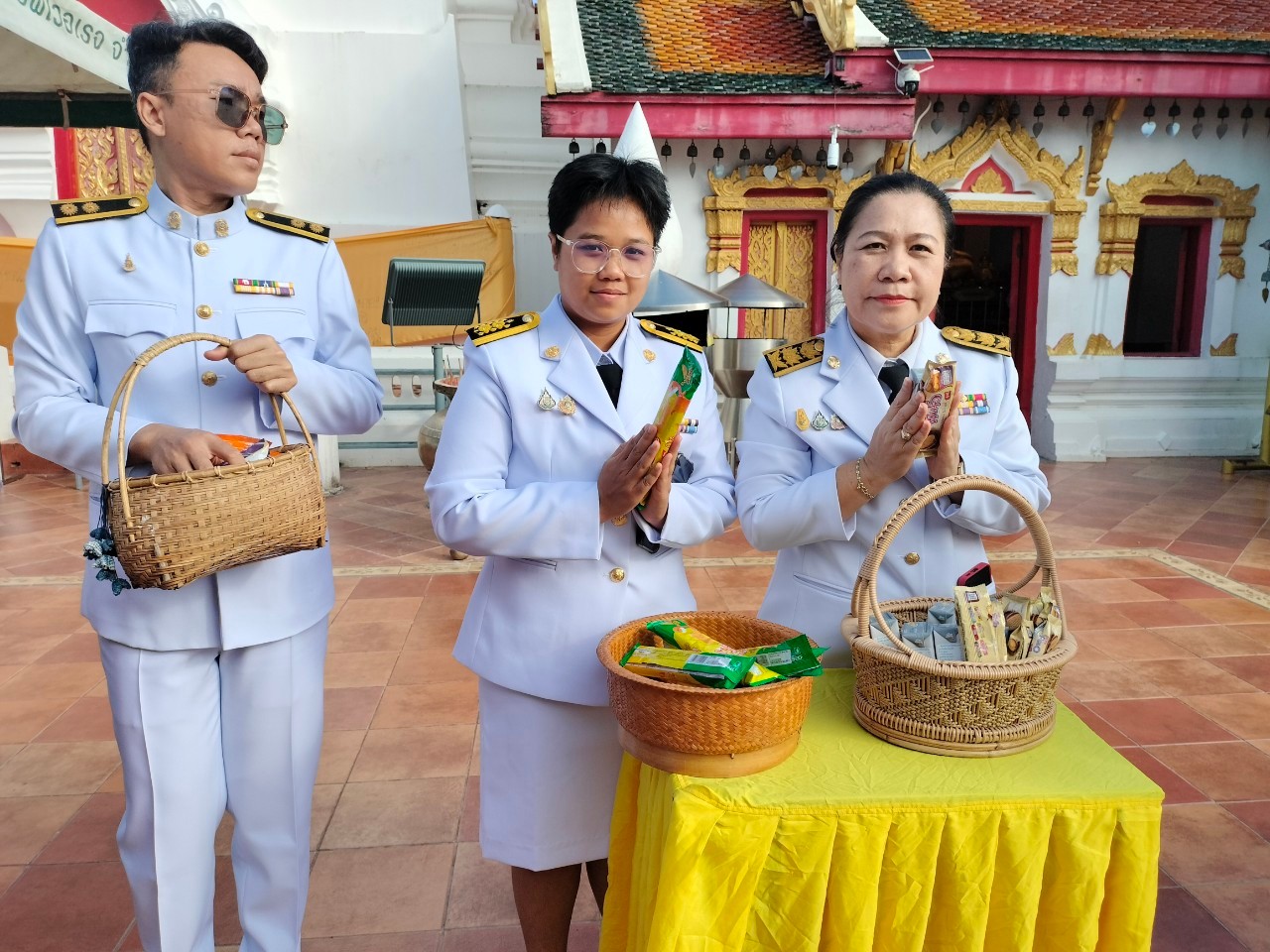 ผู้ว่าฯสกลนคร นำ พสกนิกร ทำบุญตักบาตร ถวายเป็นพระราชกุศล วันนวมินทรมหาราช