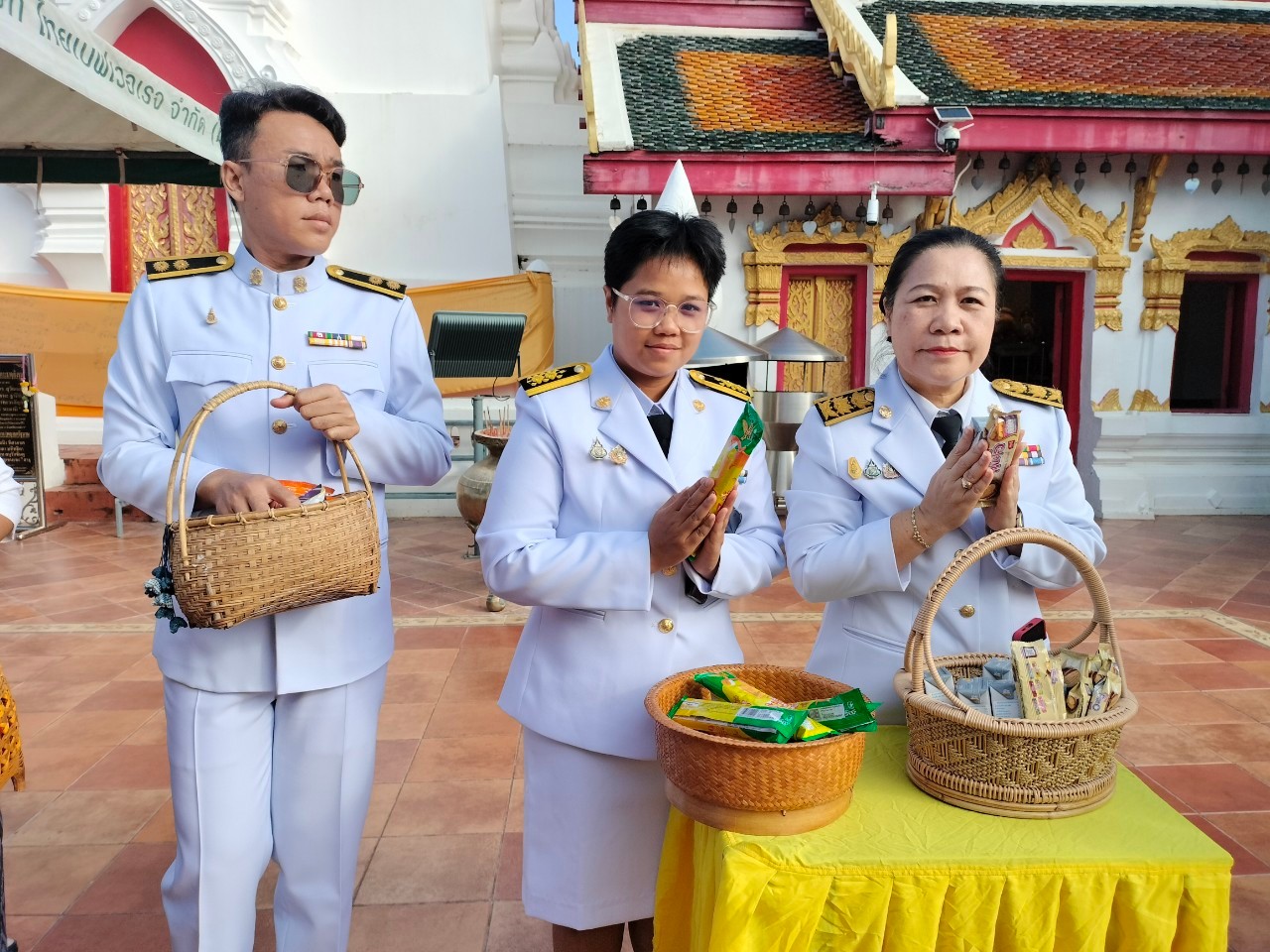 ผู้ว่าฯสกลนคร นำ พสกนิกร ทำบุญตักบาตร ถวายเป็นพระราชกุศล วันนวมินทรมหาราช