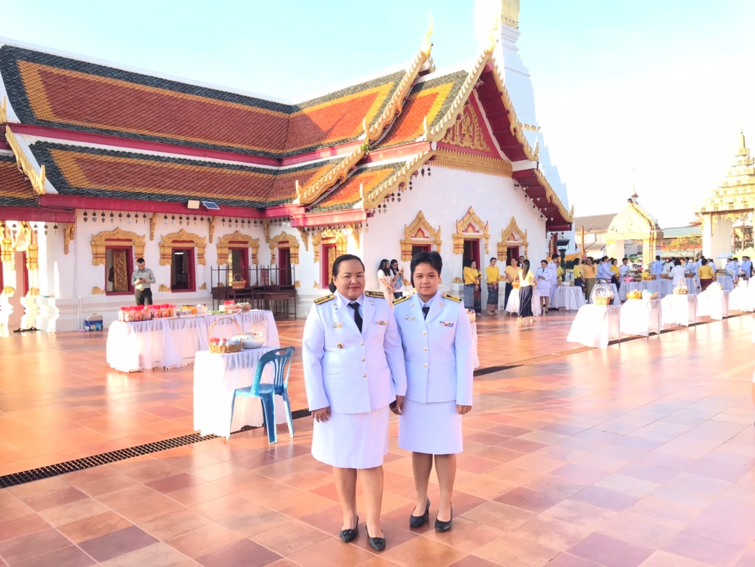 ผู้ว่าฯสกลนคร นำ พสกนิกร ทำบุญตักบาตร ถวายเป็นพระราชกุศล วันนวมินทรมหาราช