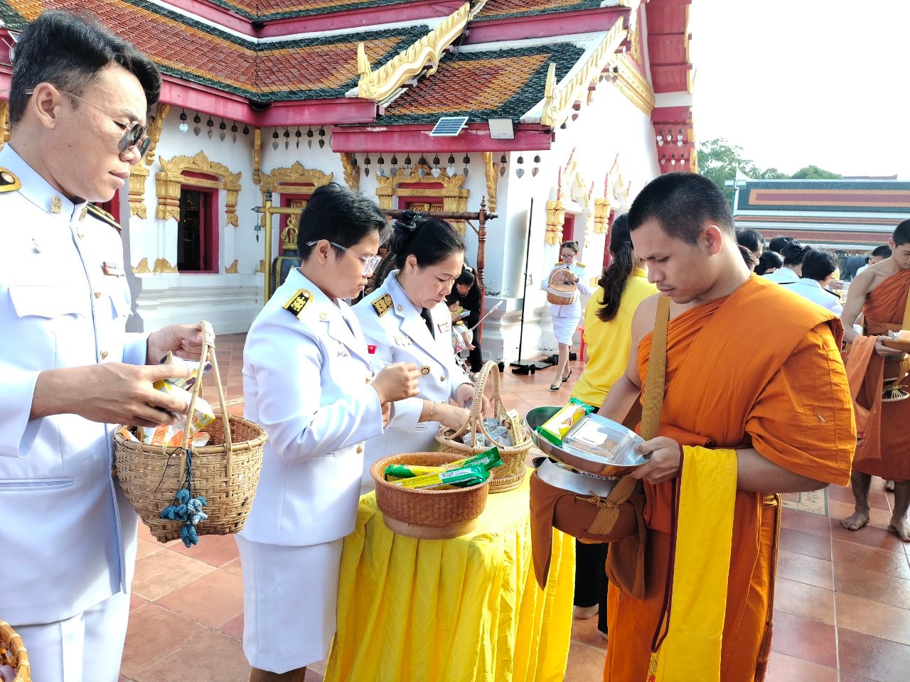 ผู้ว่าฯสกลนคร นำ พสกนิกร ทำบุญตักบาตร ถวายเป็นพระราชกุศล วันนวมินทรมหาราช