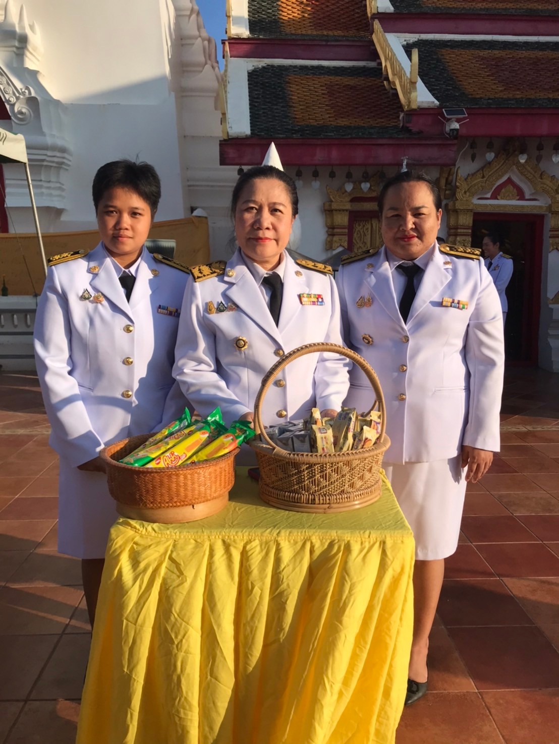 ผู้ว่าฯสกลนคร นำ พสกนิกร ทำบุญตักบาตร ถวายเป็นพระราชกุศล วันนวมินทรมหาราช
