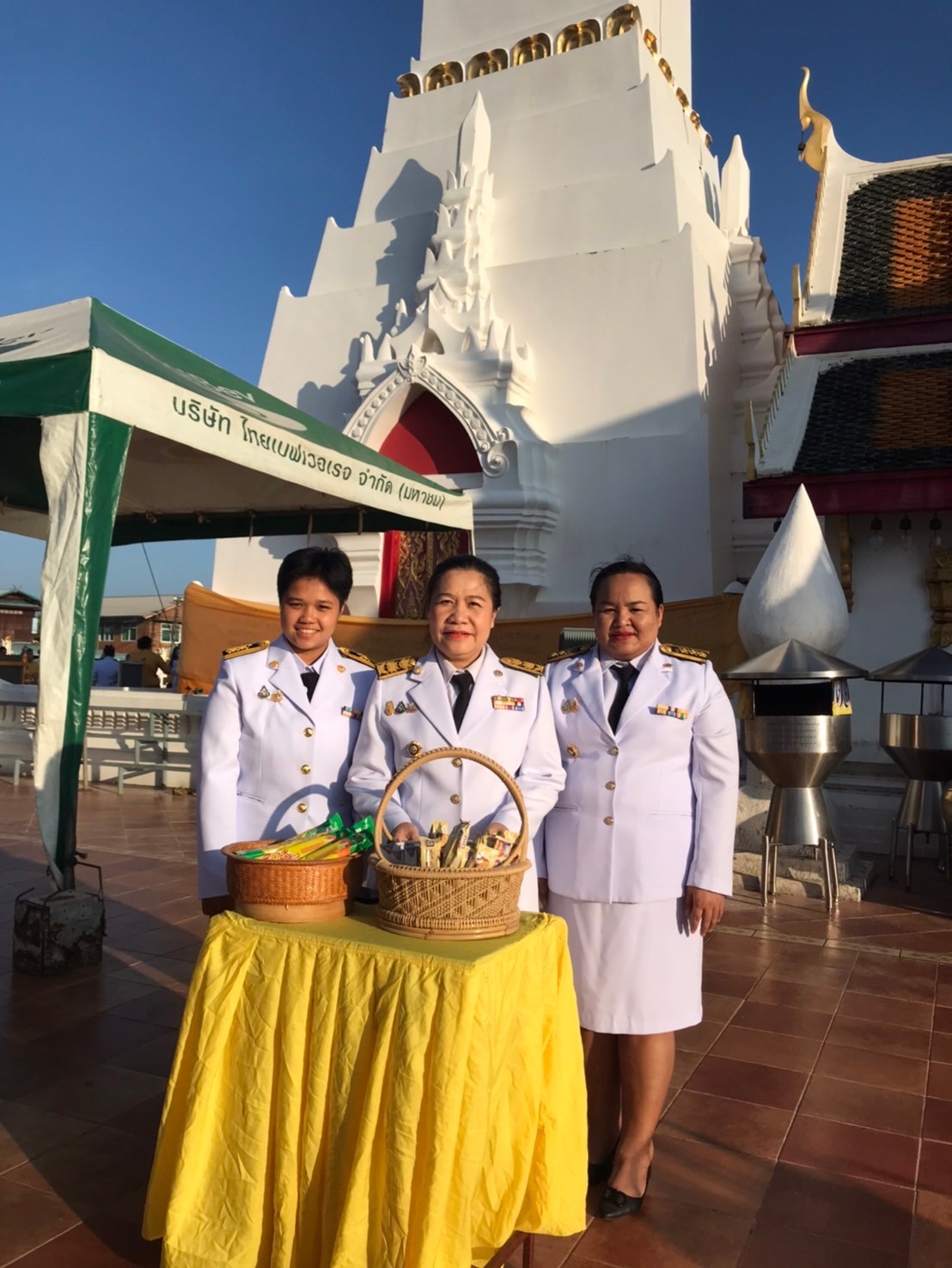 ผู้ว่าฯสกลนคร นำ พสกนิกร ทำบุญตักบาตร ถวายเป็นพระราชกุศล วันนวมินทรมหาราช
