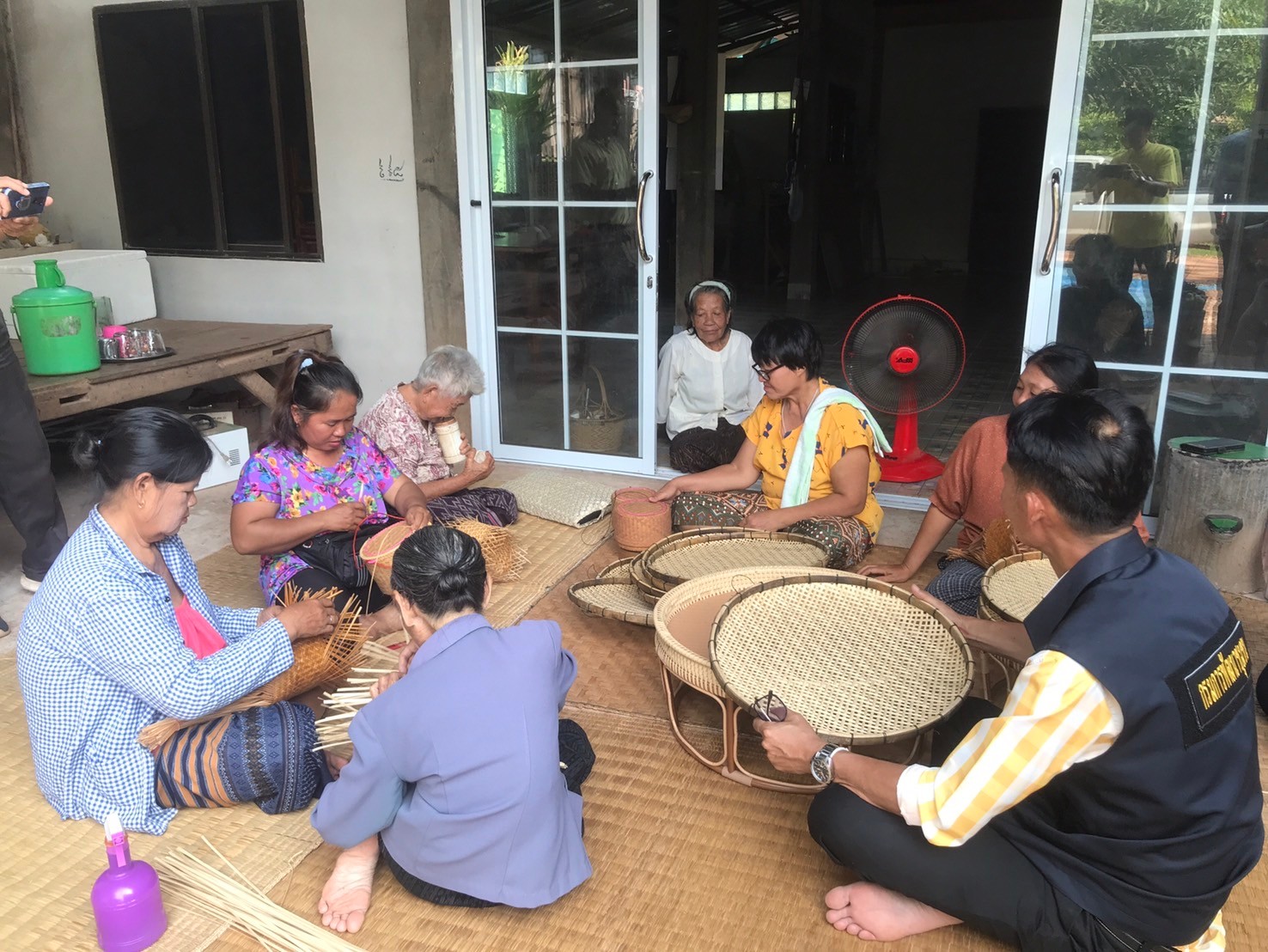 📢พช.สกลนคร : ขับเคลื่อนการเพิ่มรายได้ ลดรายจ่าย ขยายโอกาส และส่งเสริมการดำเนินชีวิตตามแนวทางปรัชญาของเศรษฐกิจพอเพียง ณ บ้านดงบัง หมู่ที่ ๒ ตำบลบ้านเหล่า อำเภอเจริญศิลป์ จังหวัดสกลนคร