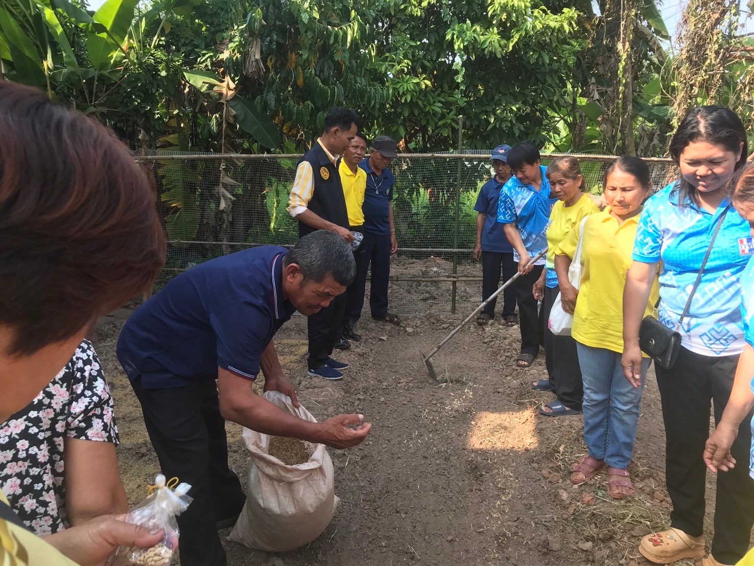 📢พช.สกลนคร : ขับเคลื่อนการเพิ่มรายได้ ลดรายจ่าย ขยายโอกาส และส่งเสริมการดำเนินชีวิตตามแนวทางปรัชญาของเศรษฐกิจพอเพียง ณ บ้านดงบัง หมู่ที่ ๒ ตำบลบ้านเหล่า อำเภอเจริญศิลป์ จังหวัดสกลนคร