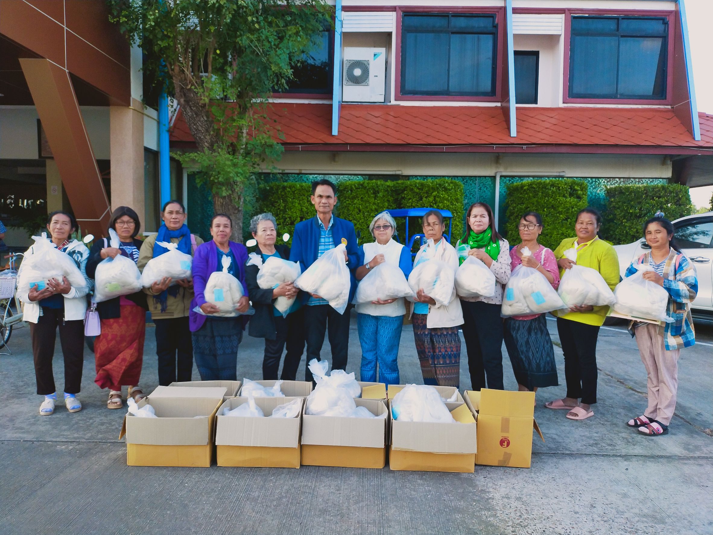 📢พจ.สกลนคร เยี่ยมให้กำลังใจผู้เข้าร่วมโครงการพัฒนาศักยภาพผู้ผลิตผู้ประกอบการทอผ้าด้วยเส้นไหมจังหวัดสกลนคร ตามพระราชปณิธาน สืบสาน รักษา และต่อยอด
