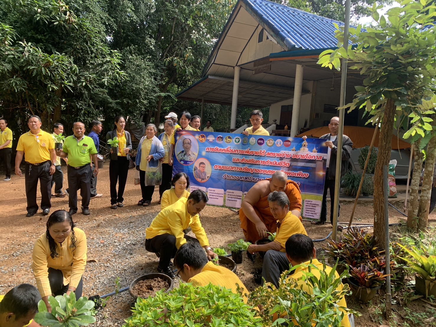 จังหวัดสกลนคร โดยสำนักงานพัฒนาชุมชนจังหวัดสกลนคร ลงพื้นที่อำเภออากาศอำนวย ร่วมขับเคลื่อนกิจกรรมการเพิ่มรายได้ ลดรายจ่าย ขยายโอกาส และส่งเสริมการดำเนินชีวิตตามแนวทางปรัชญาของเศรษฐกิจพอเพียง ตามนโยบายผู้ว่าราชการจังหวัดสกลนคร