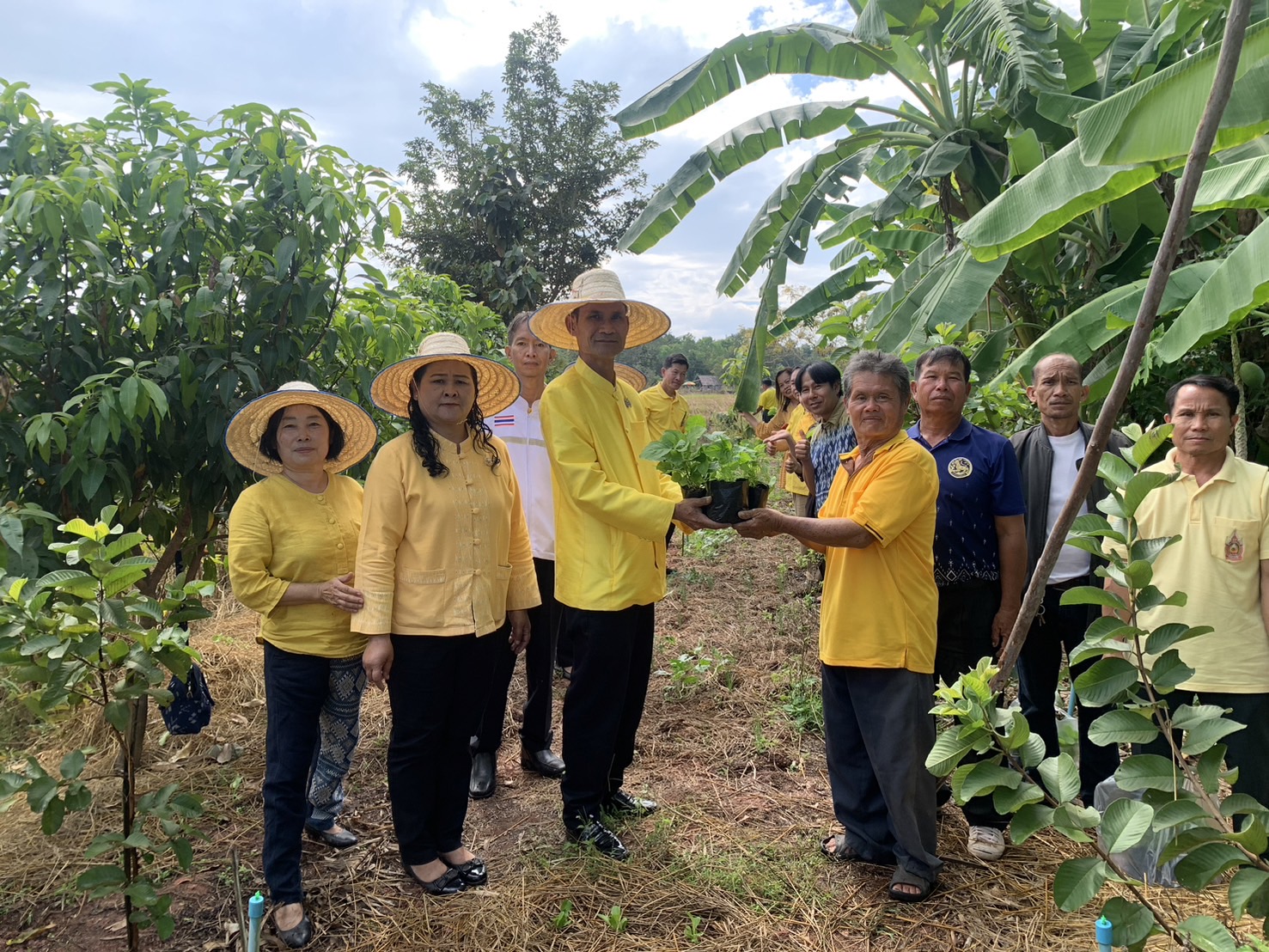 จังหวัดสกลนคร โดยสำนักงานพัฒนาชุมชนจังหวัดสกลนคร ลงพื้นที่อำเภออากาศอำนวย ร่วมขับเคลื่อนกิจกรรมการเพิ่มรายได้ ลดรายจ่าย ขยายโอกาส และส่งเสริมการดำเนินชีวิตตามแนวทางปรัชญาของเศรษฐกิจพอเพียง ตามนโยบายผู้ว่าราชการจังหวัดสกลนคร